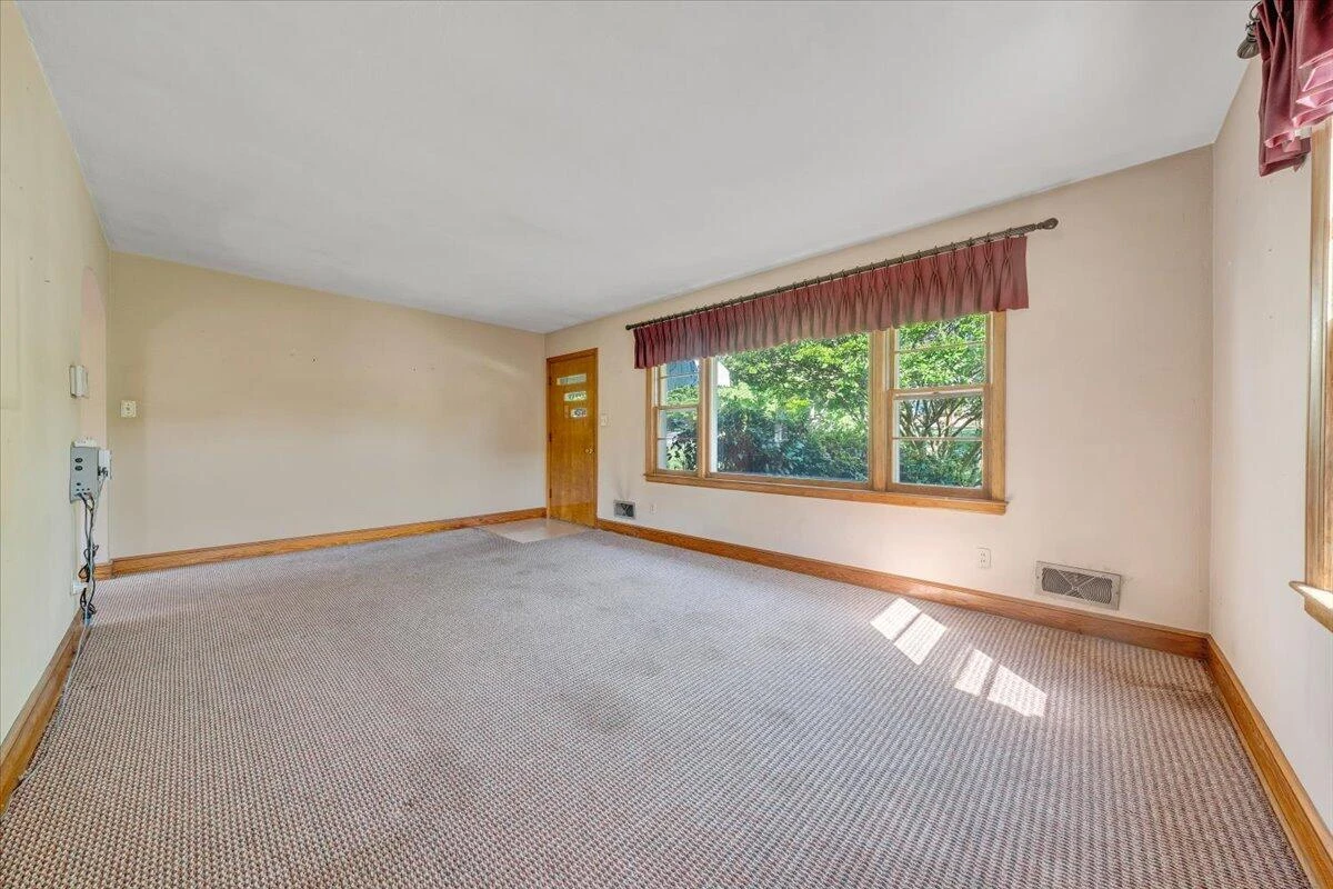 6621 Sherry RD - Photo 5