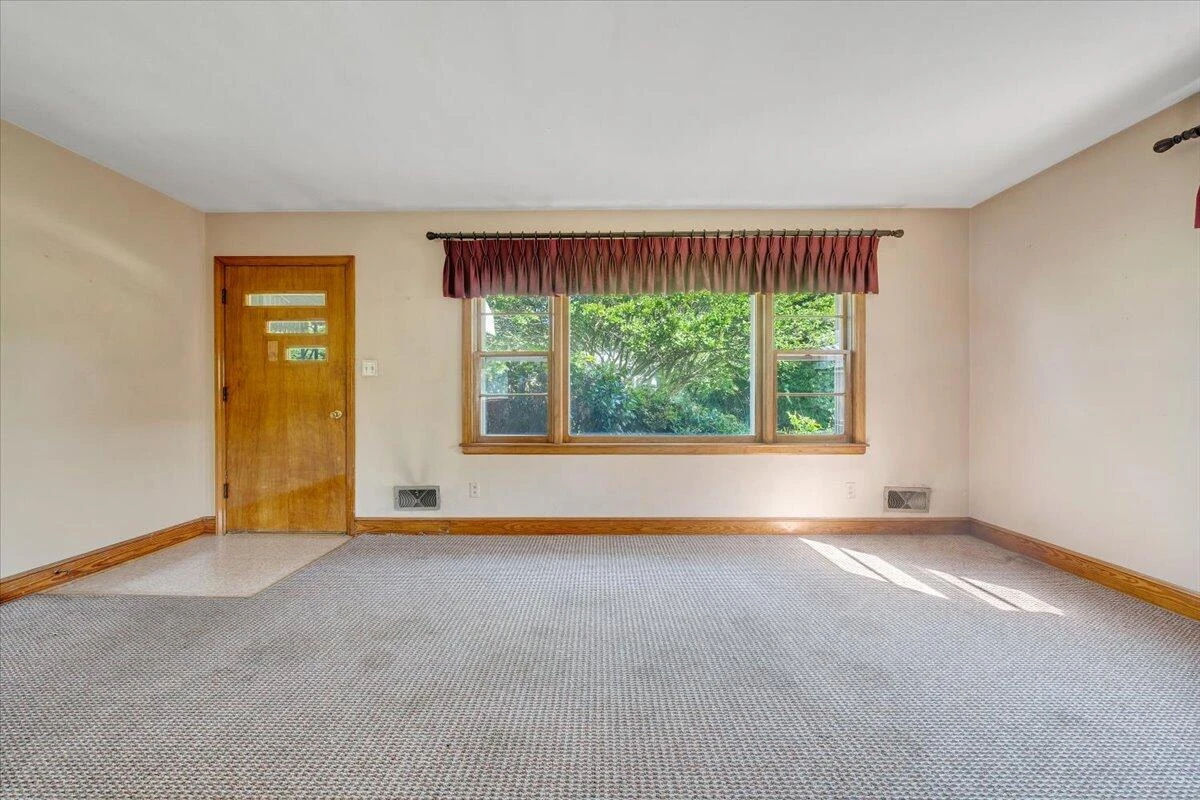 6621 Sherry RD - Photo 6