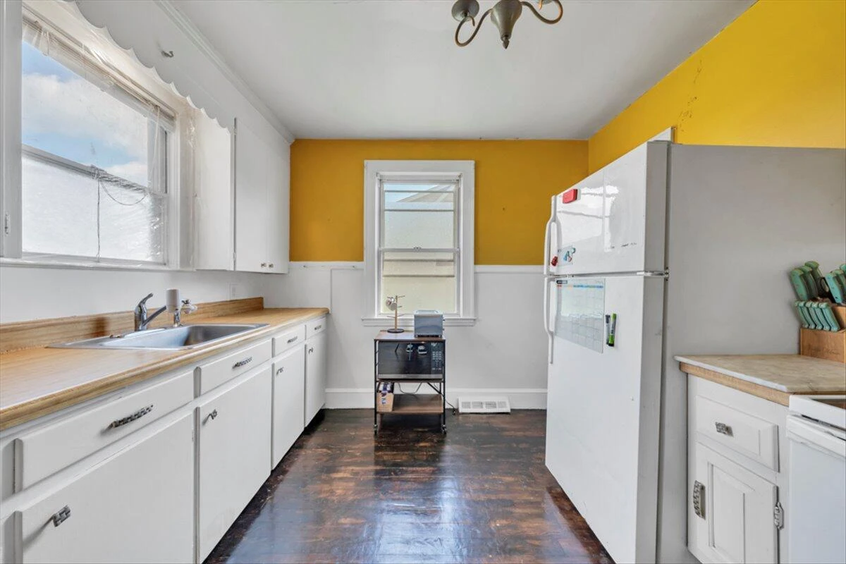 1160 Montrose AVE - Photo 10