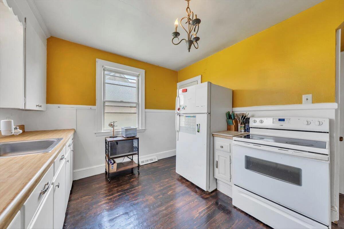 1160 Montrose AVE - Photo 11