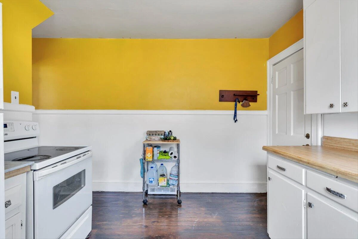 1160 Montrose AVE - Photo 12