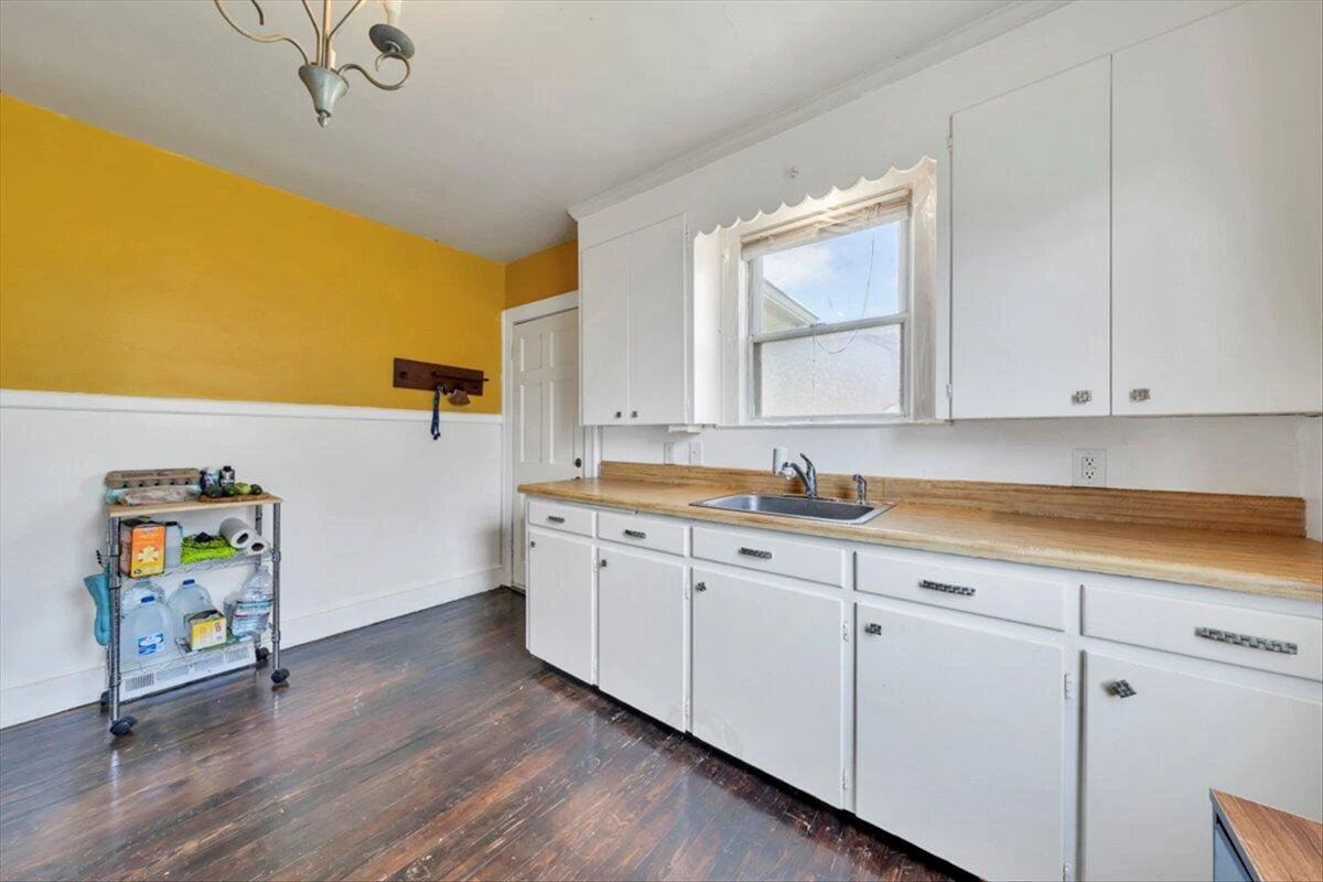 1160 Montrose AVE - Photo 13