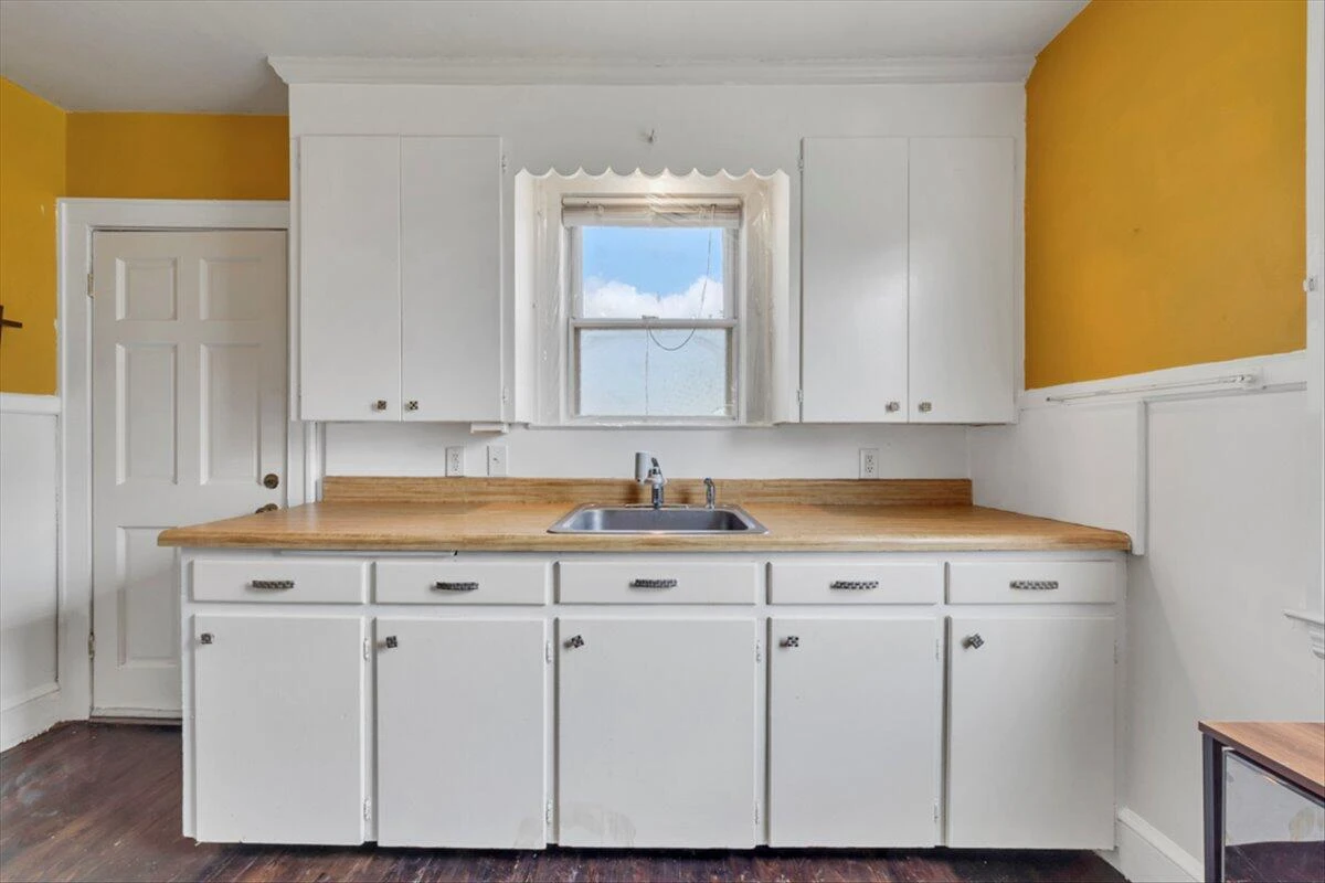 1160 Montrose AVE - Photo 14