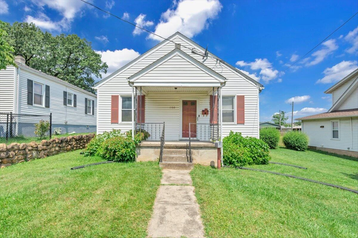 1160 Montrose AVE - Photo 2