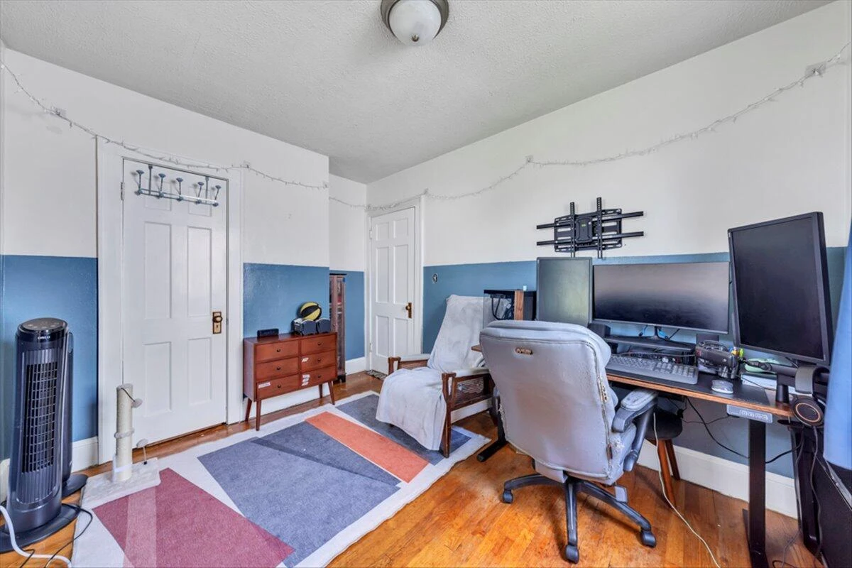 1160 Montrose AVE - Photo 20