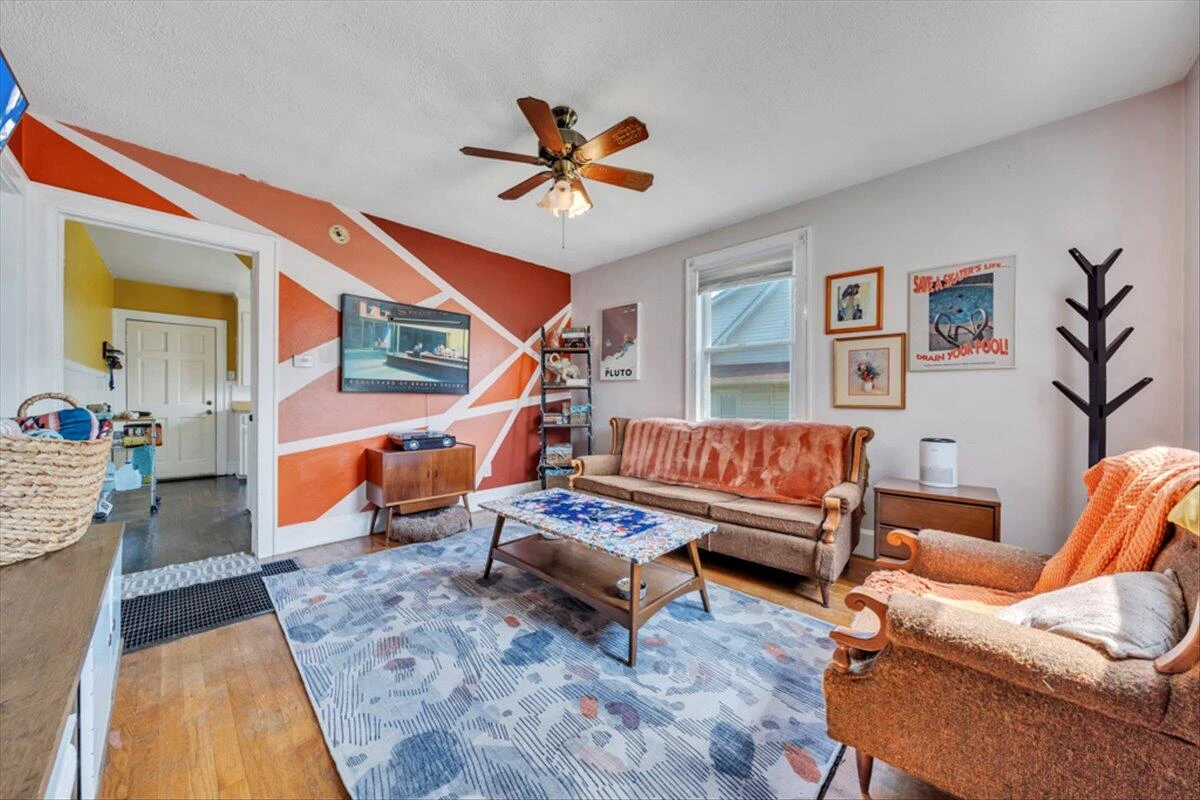 1160 Montrose AVE - Photo 3