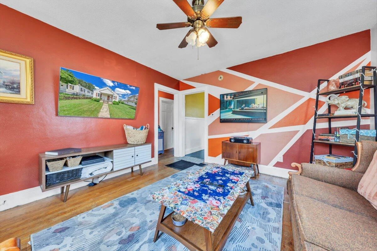 1160 Montrose AVE - Photo 4
