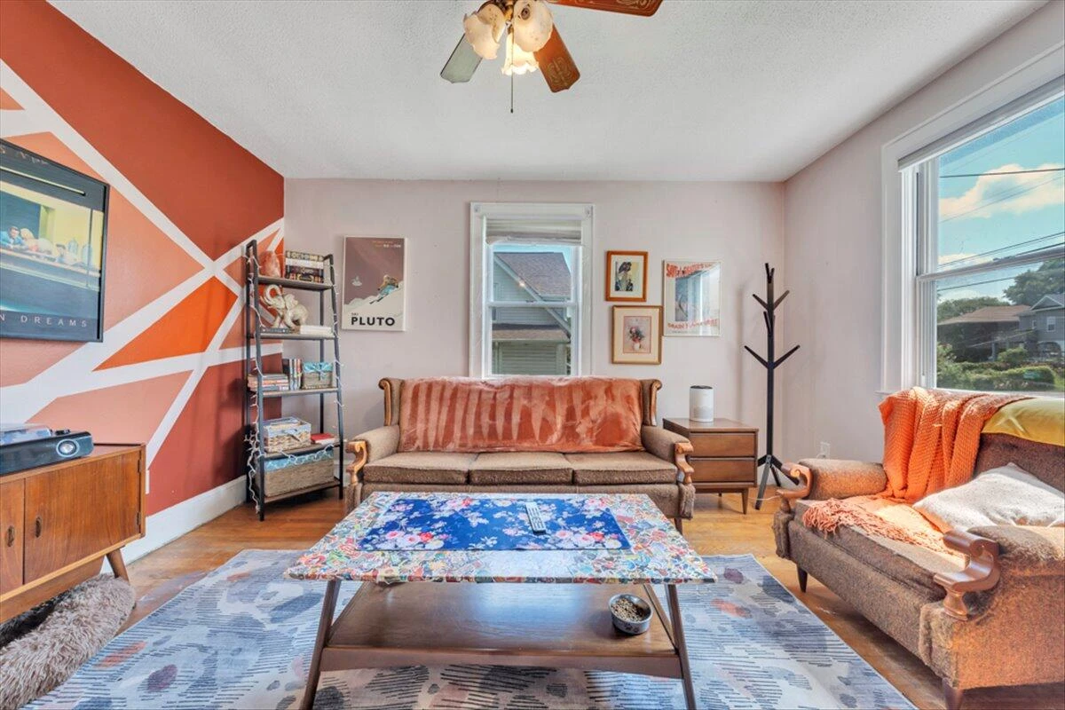 1160 Montrose AVE - Photo 5