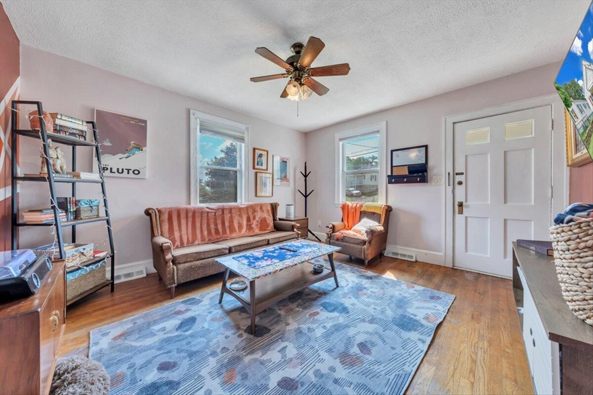 1160 Montrose AVE - Photo 6