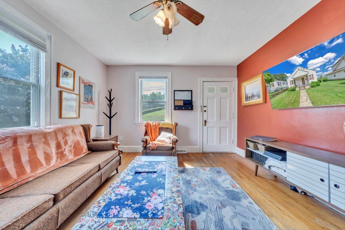 1160 Montrose AVE - Photo 8