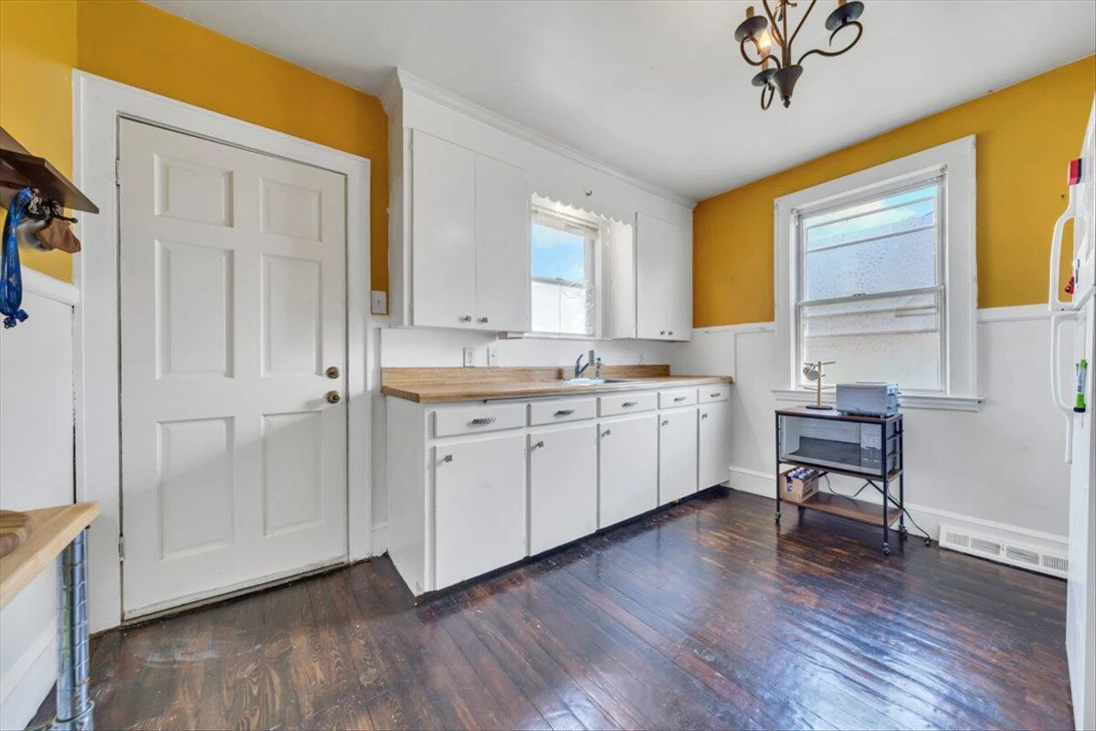 1160 Montrose AVE - Photo 9