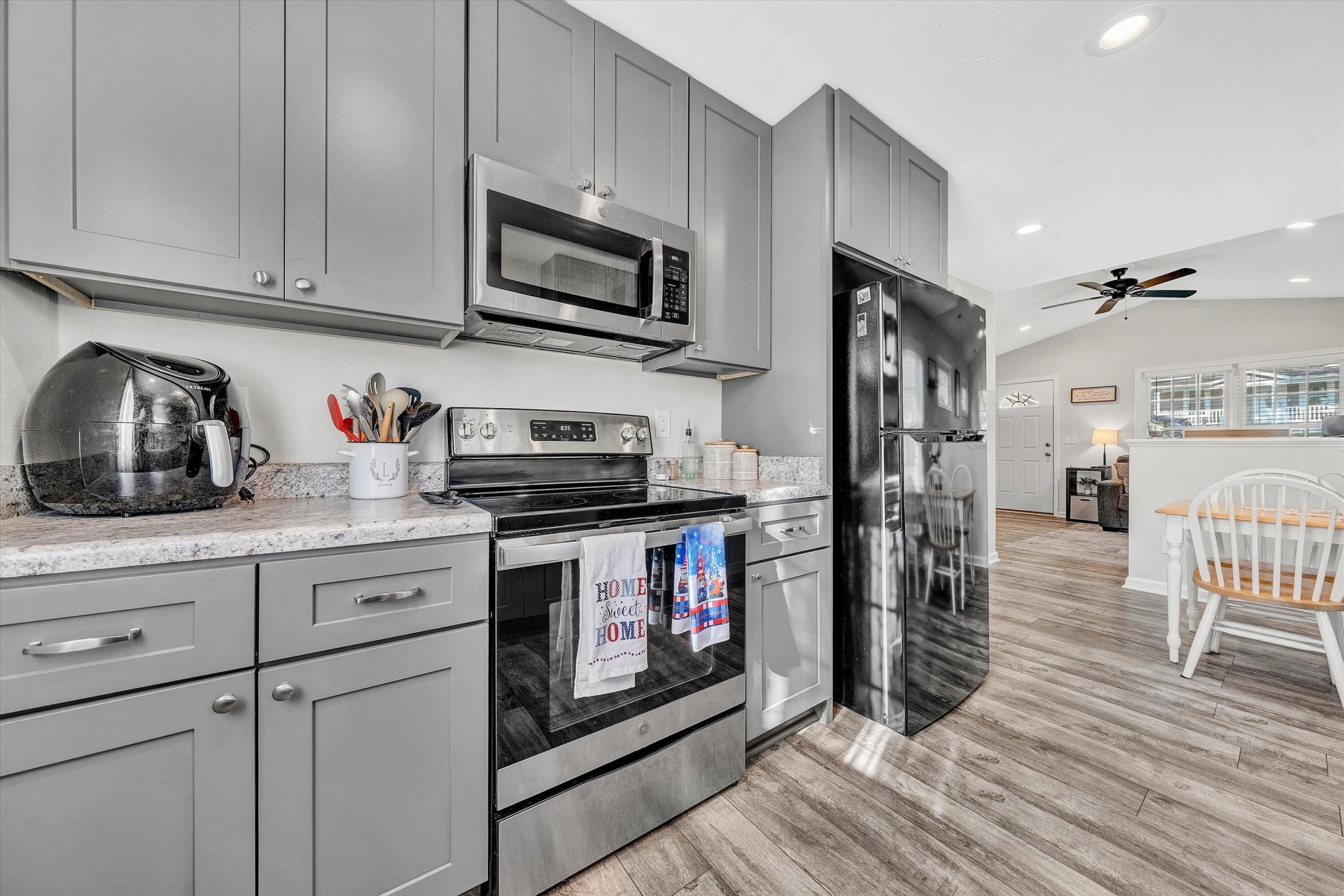 302 9th ST - Photo 10