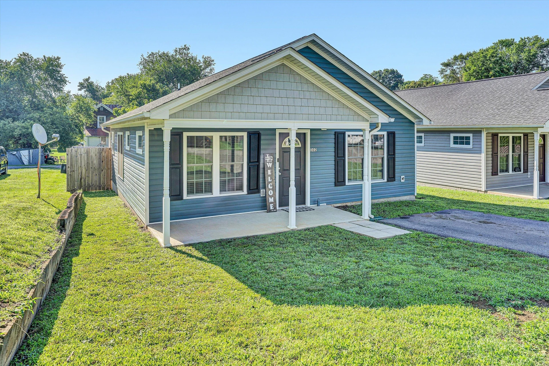 302 9th ST - Photo 2