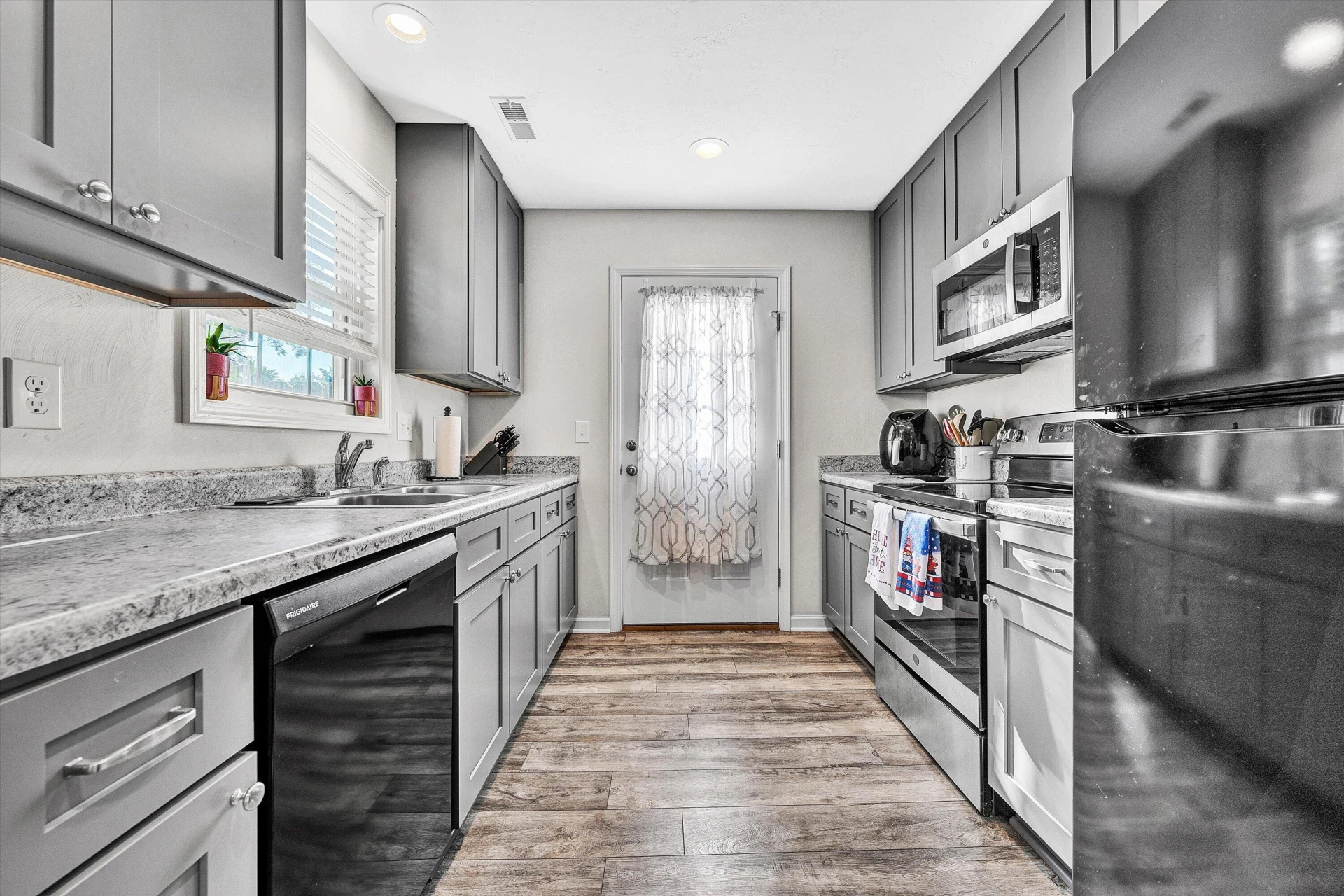 302 9th ST - Photo 8