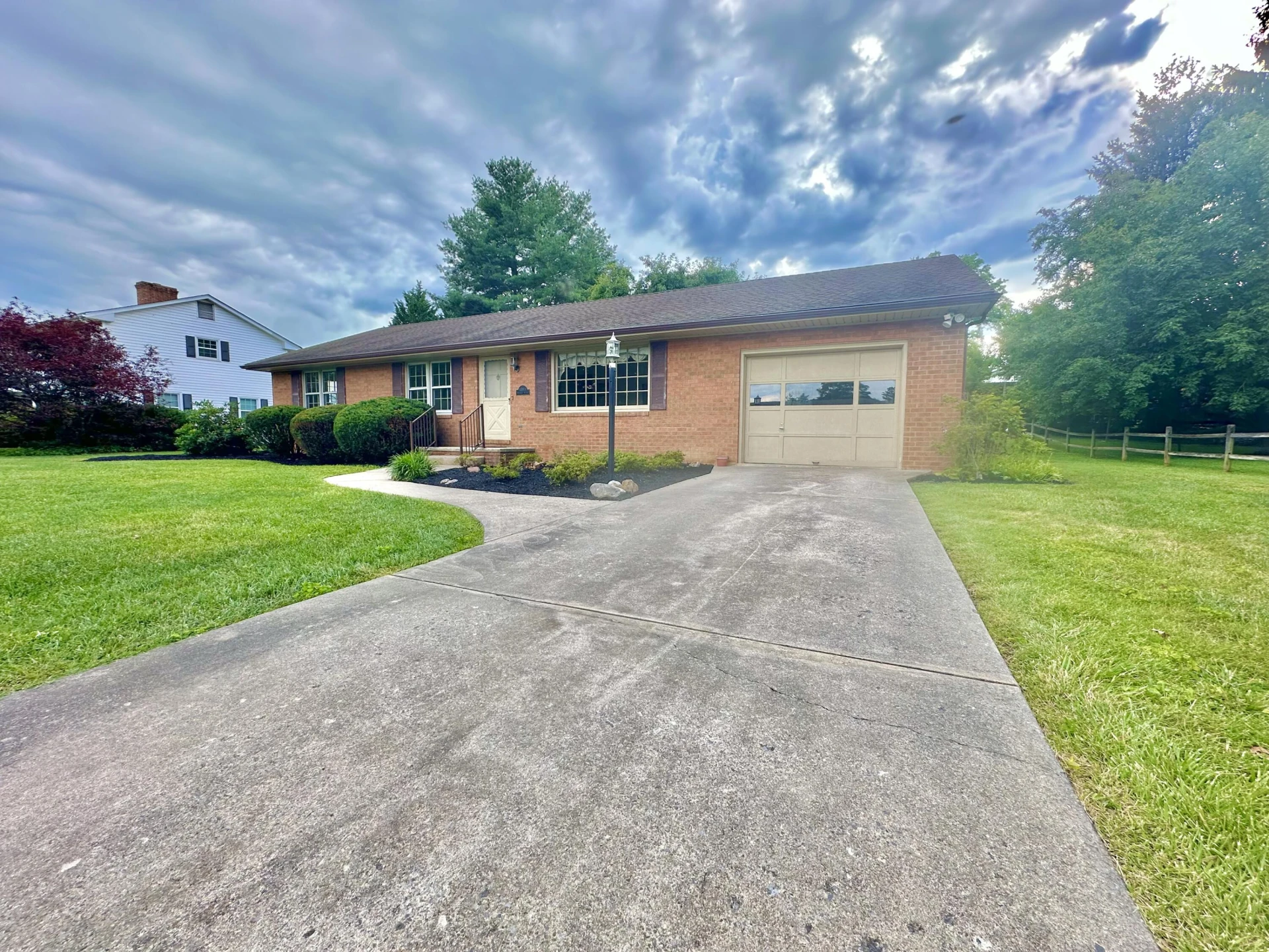 1703 Jefferson AVE - Photo 2