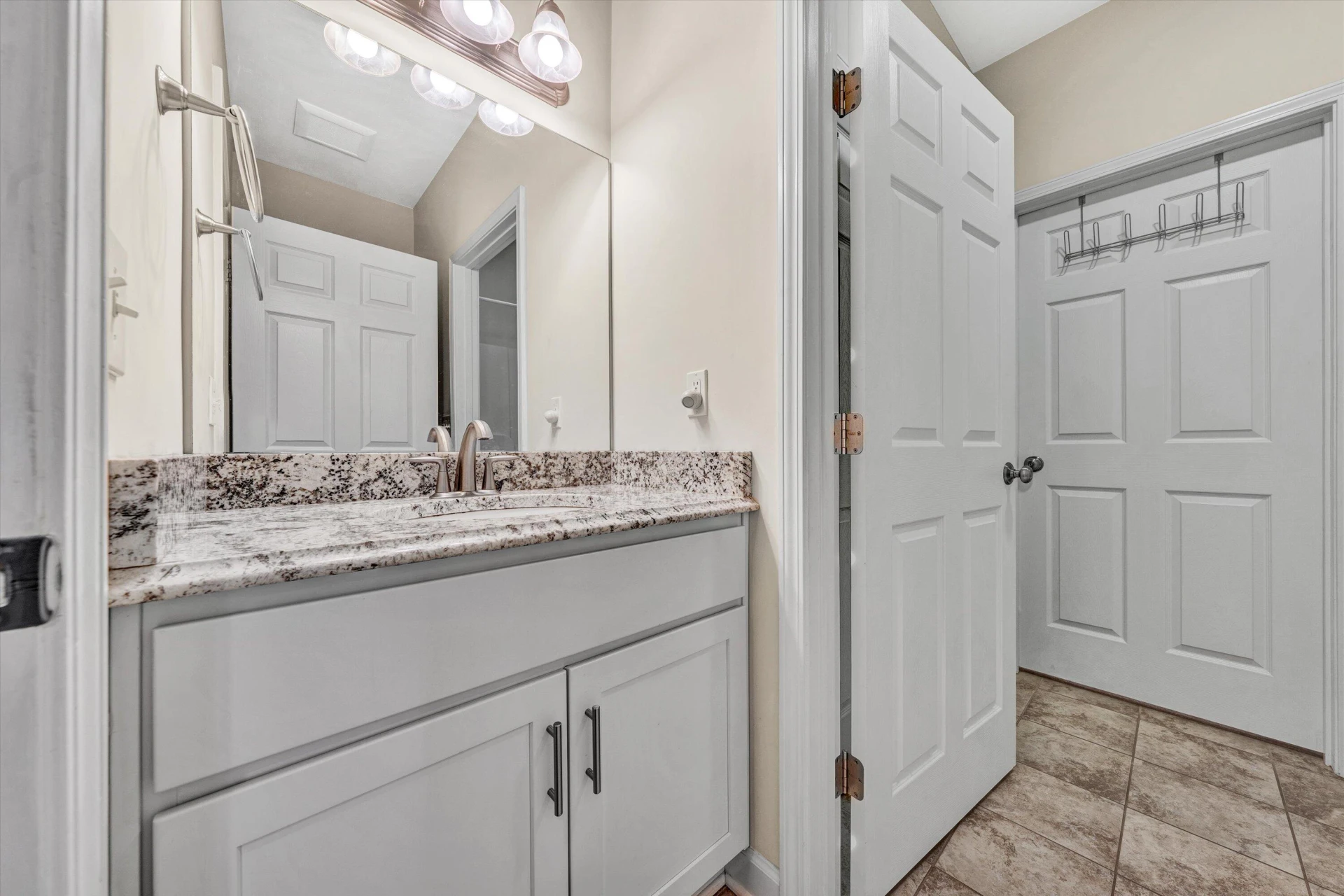 2532 Russlen DR - Photo 35