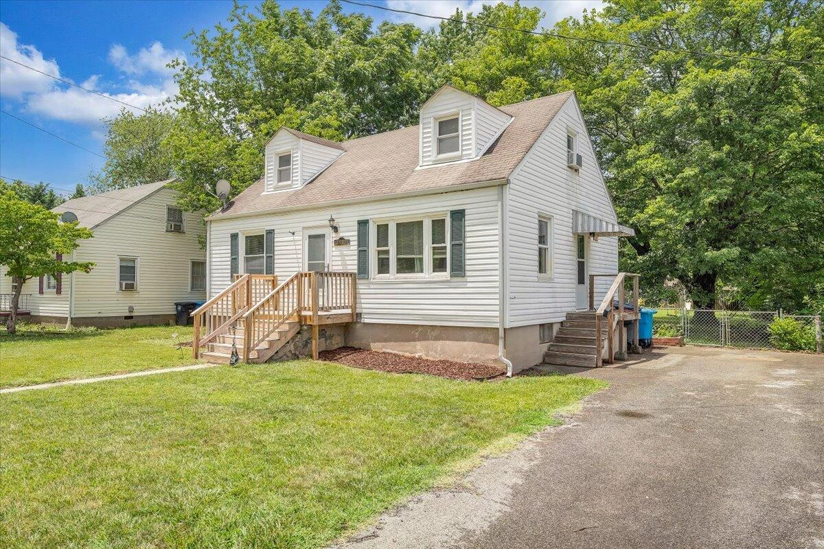 2526 Cornell DR - Photo 2