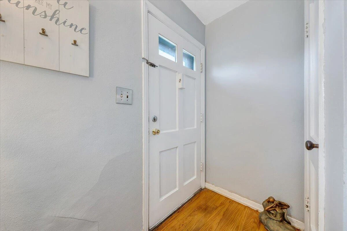 2526 Cornell DR - Photo 3