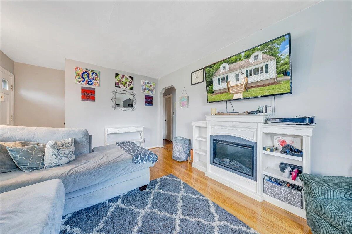 2526 Cornell DR - Photo 6