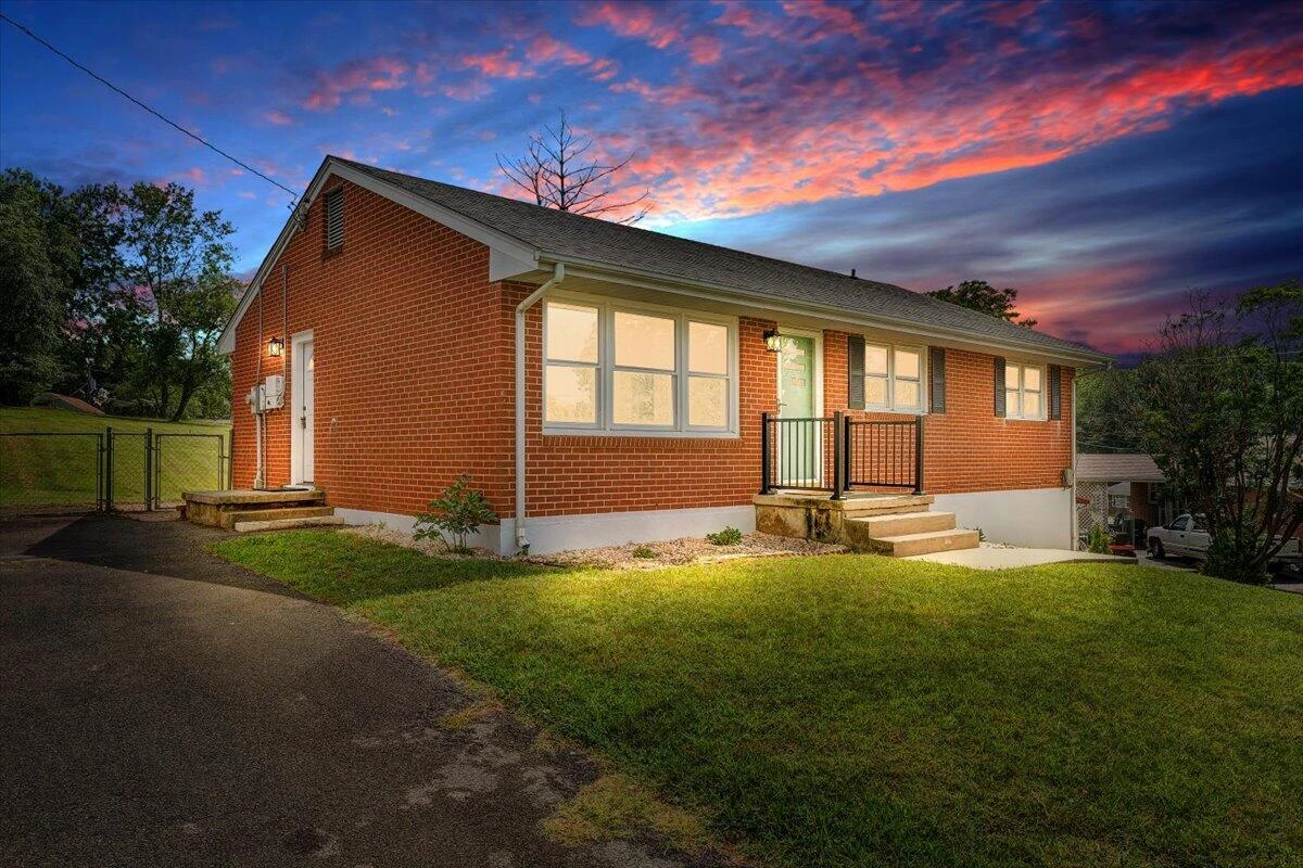 905 Emerald DR - Photo 2