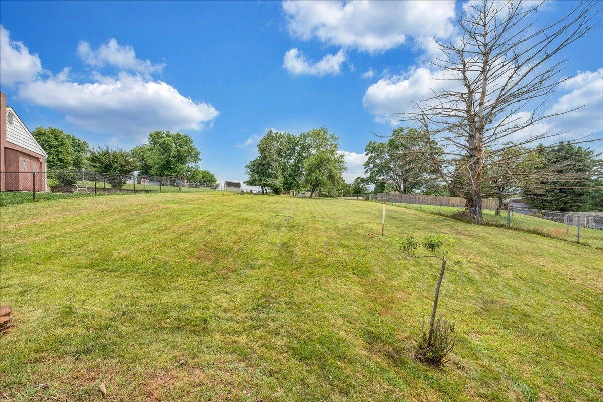 905 Emerald DR - Photo 43