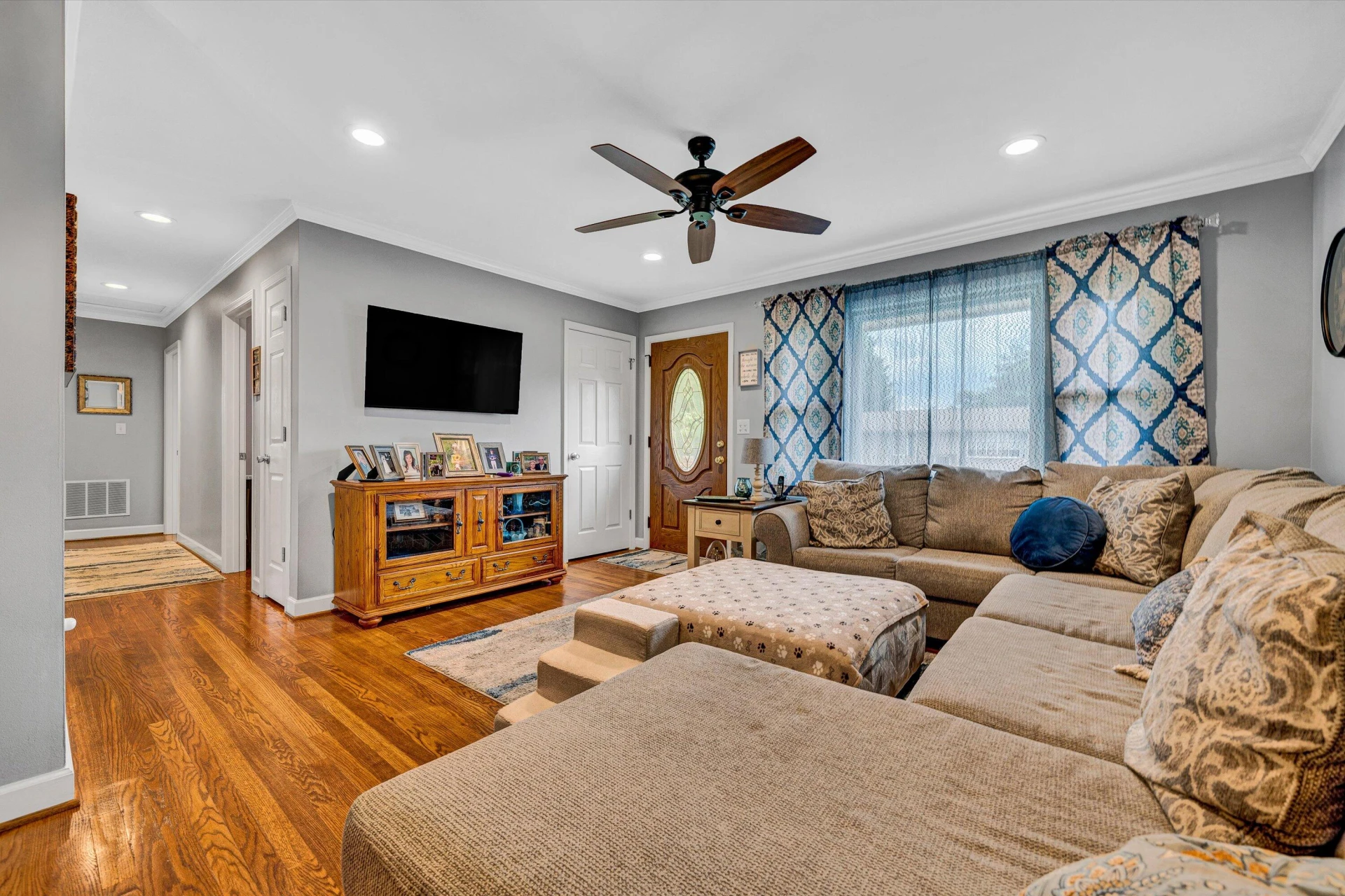 936 Ingleside LN - Photo 3