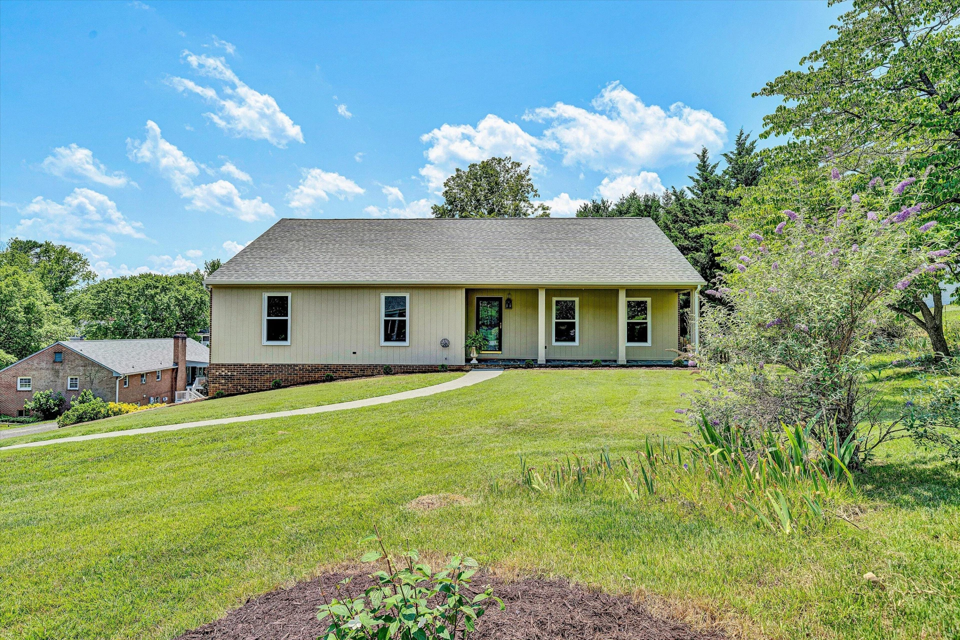 160 Ivy LN