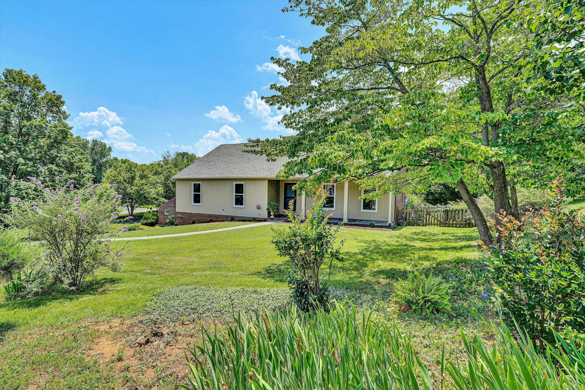 160 Ivy LN - Photo 2