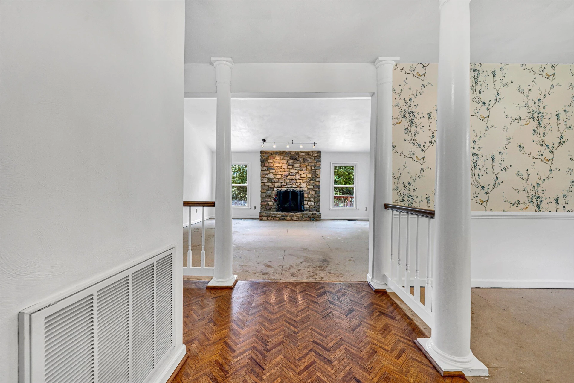 160 Ivy LN - Photo 3