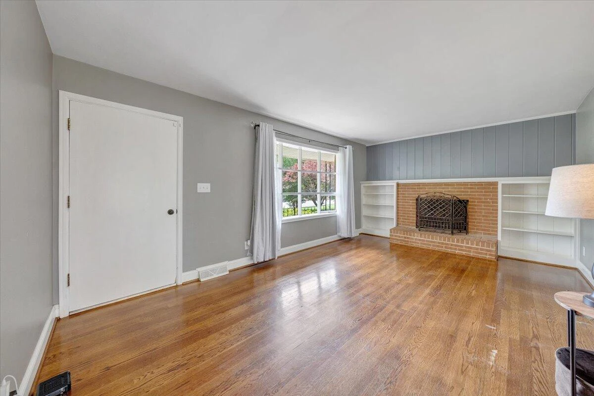 910 Woodhaven DR - Photo 2