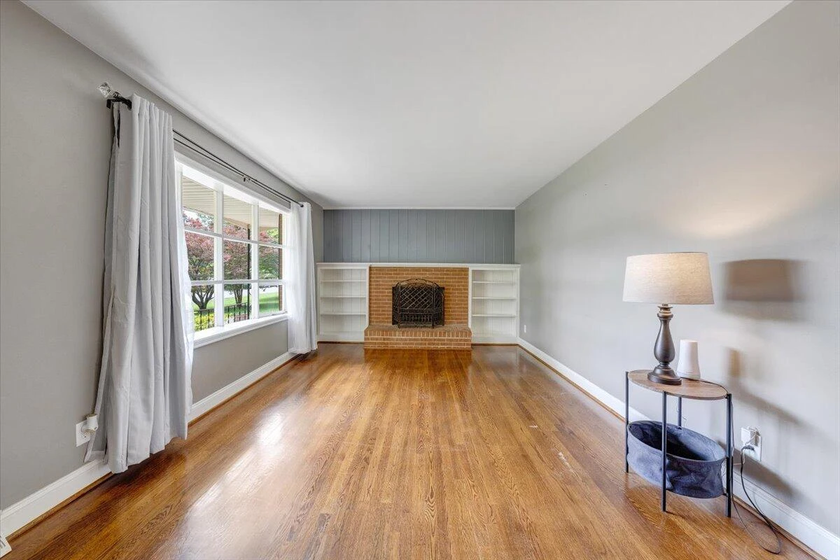 910 Woodhaven DR - Photo 3