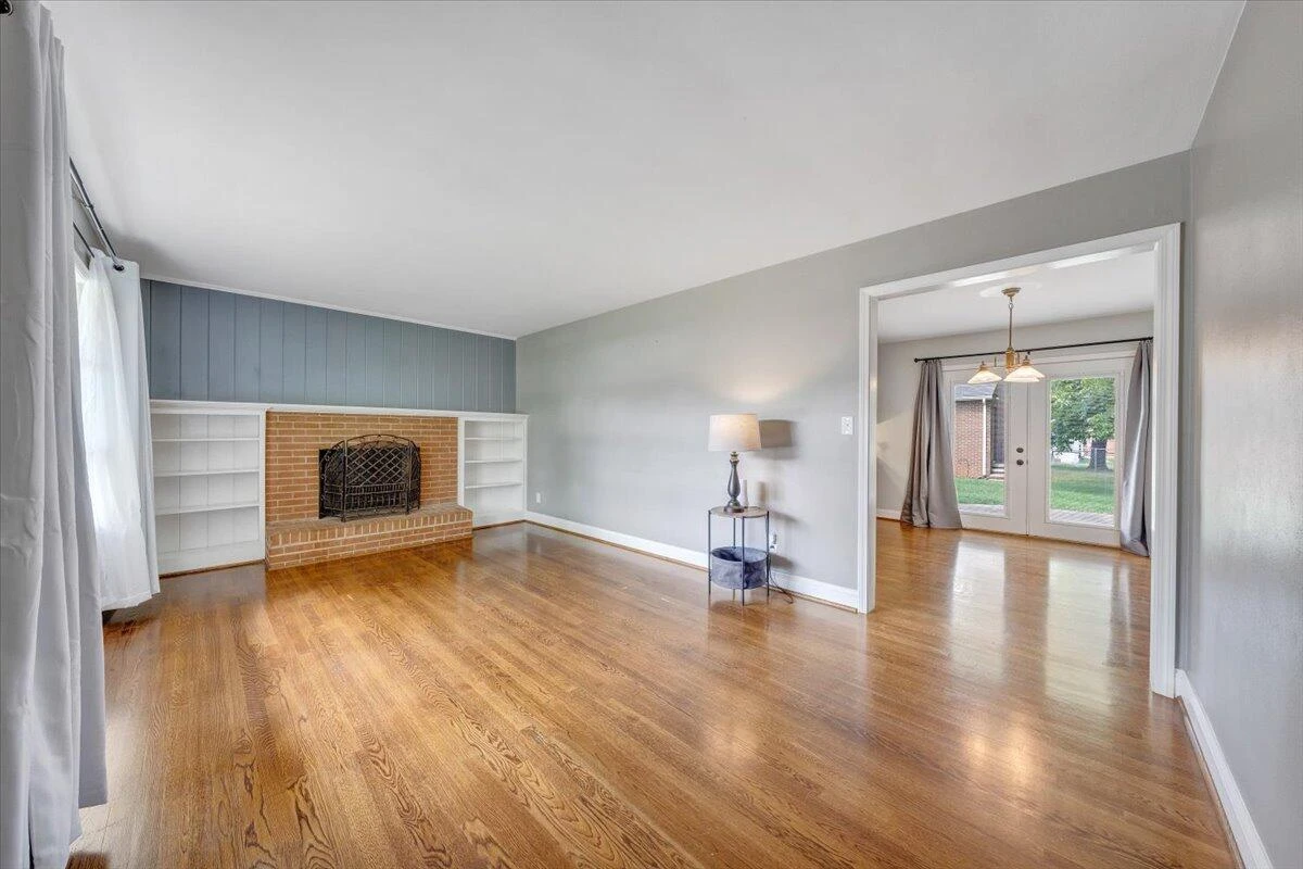 910 Woodhaven DR - Photo 4