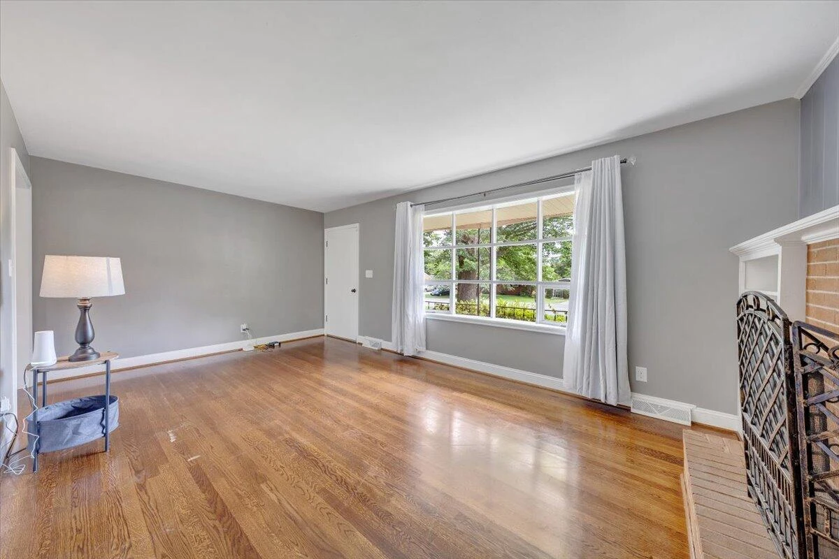 910 Woodhaven DR - Photo 5