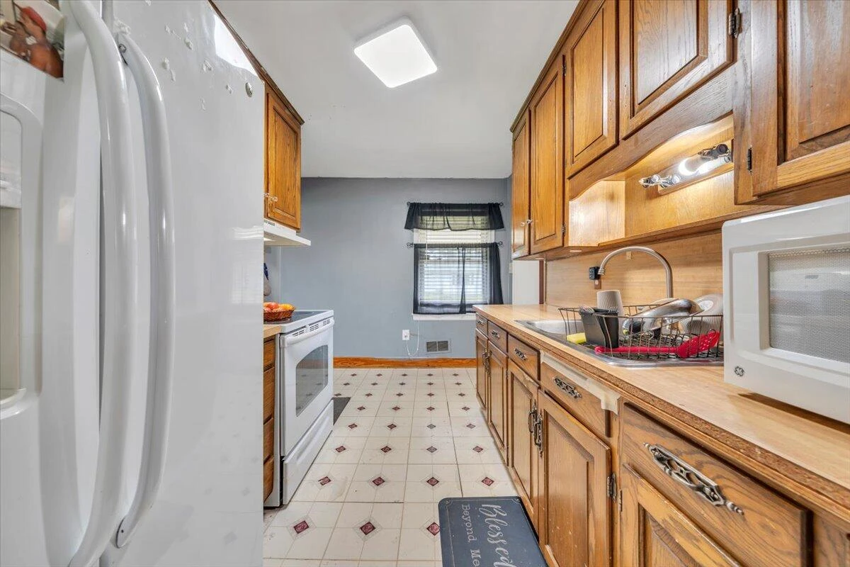 202 FRONTIER RD - Photo 8