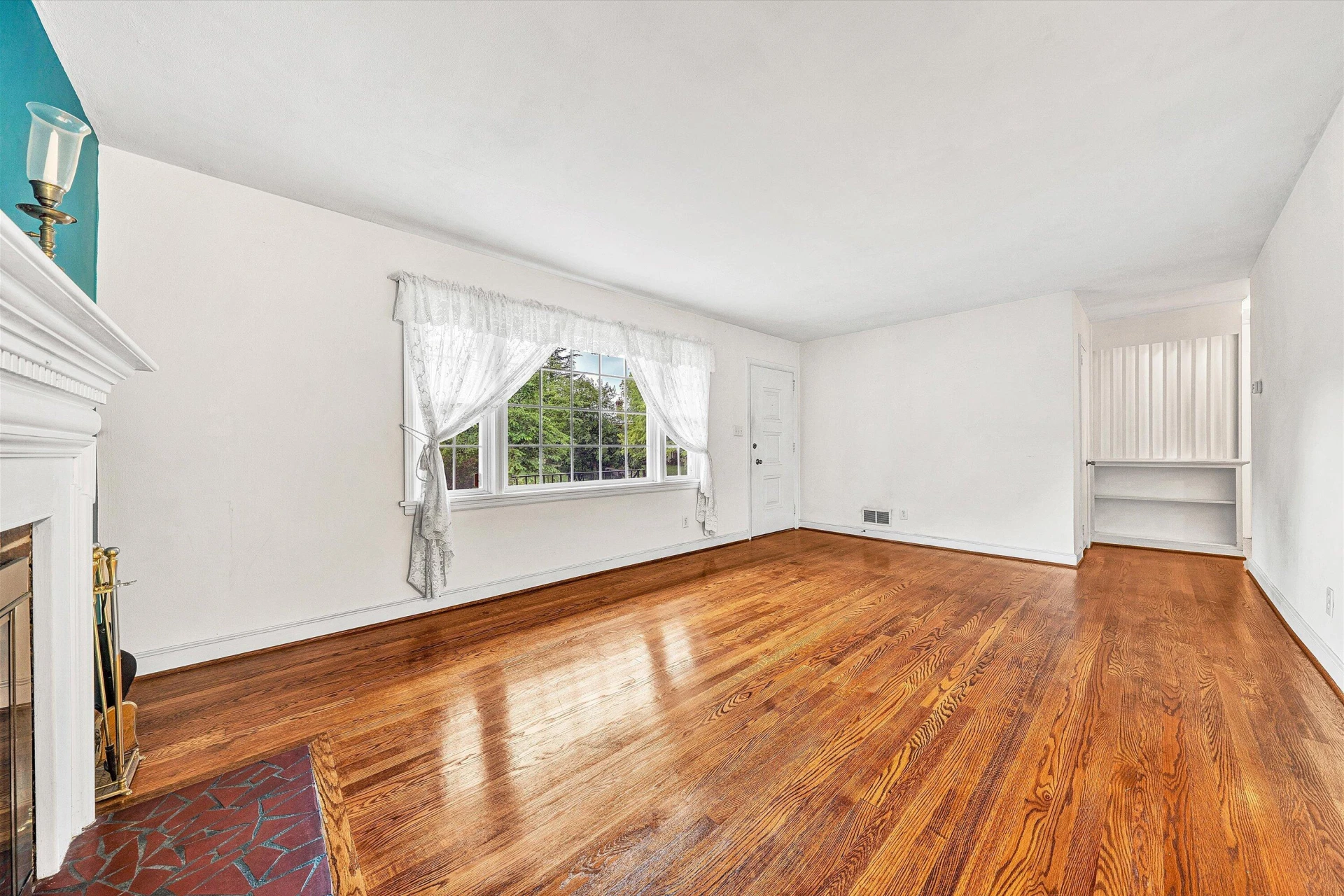 2401 Maiden LN - Photo 10