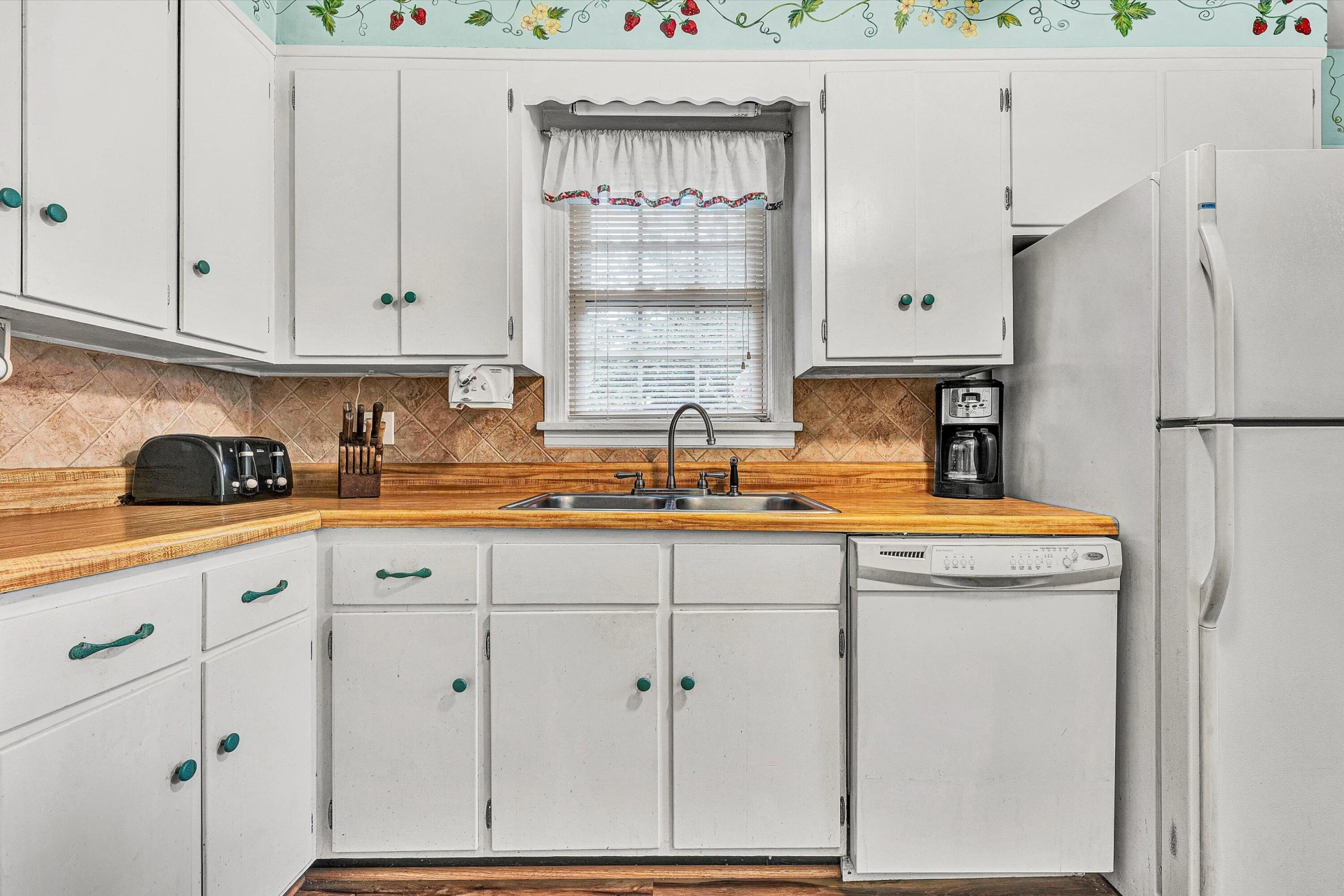 2401 Maiden LN - Photo 11