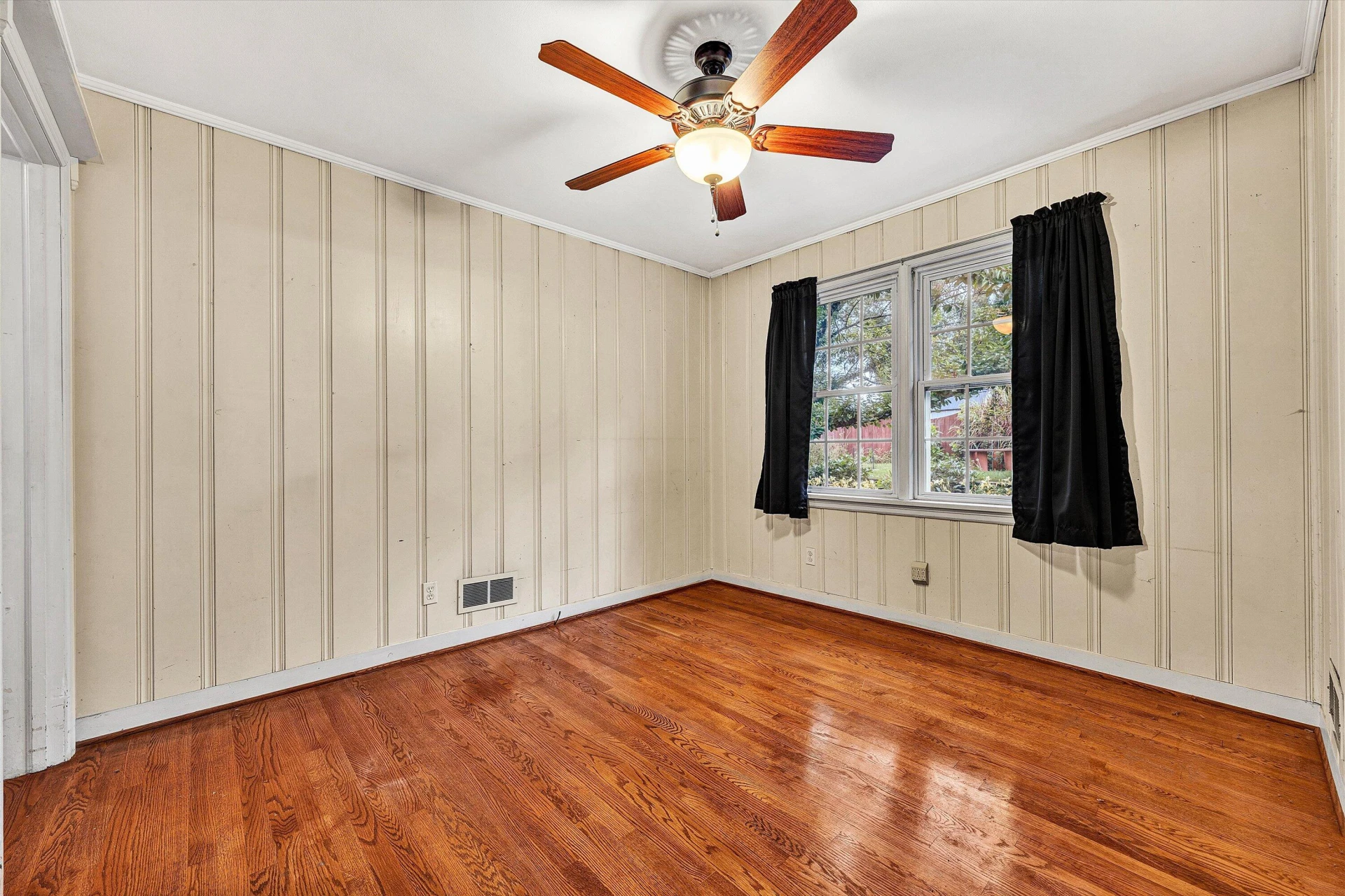2401 Maiden LN - Photo 13