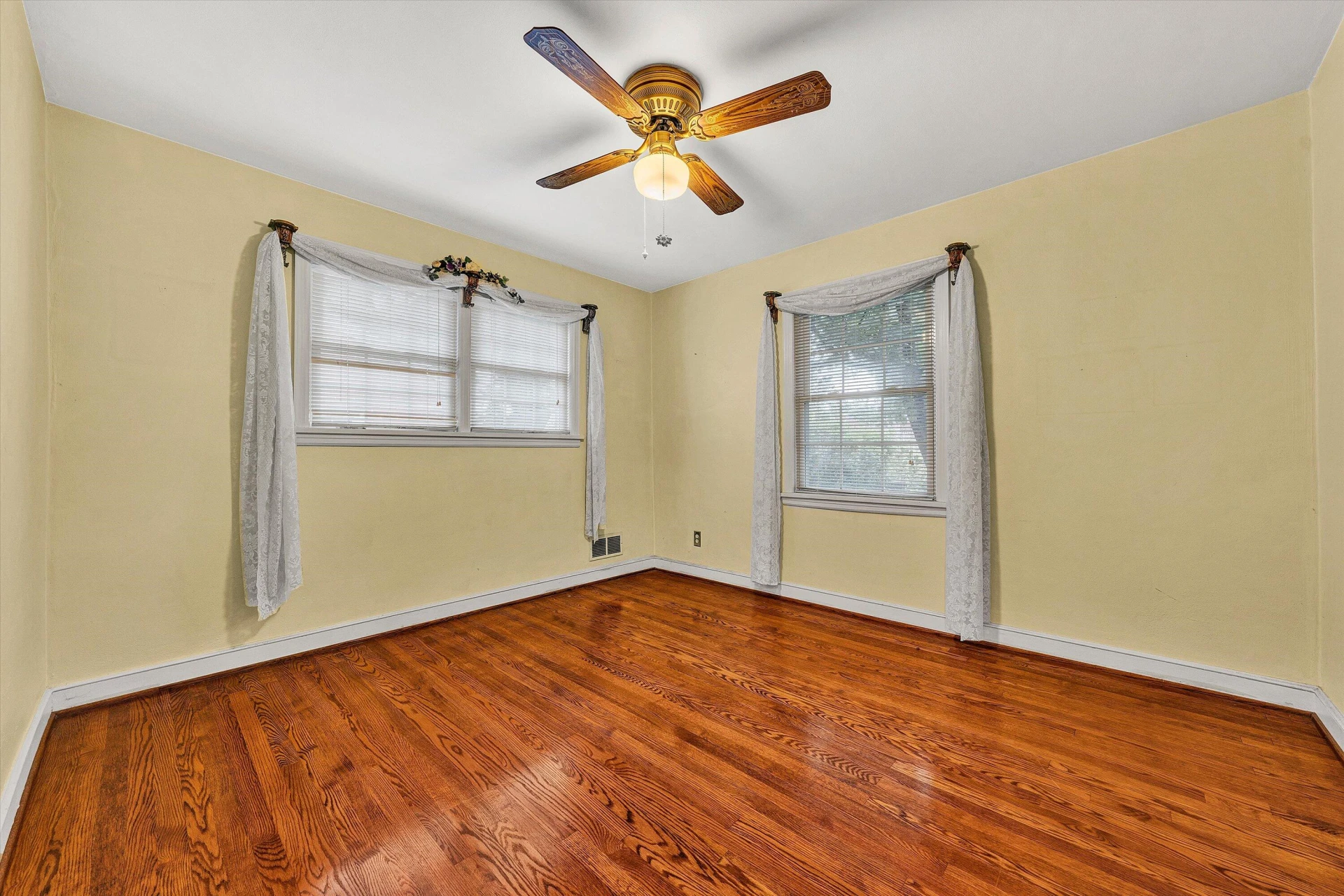 2401 Maiden LN - Photo 15