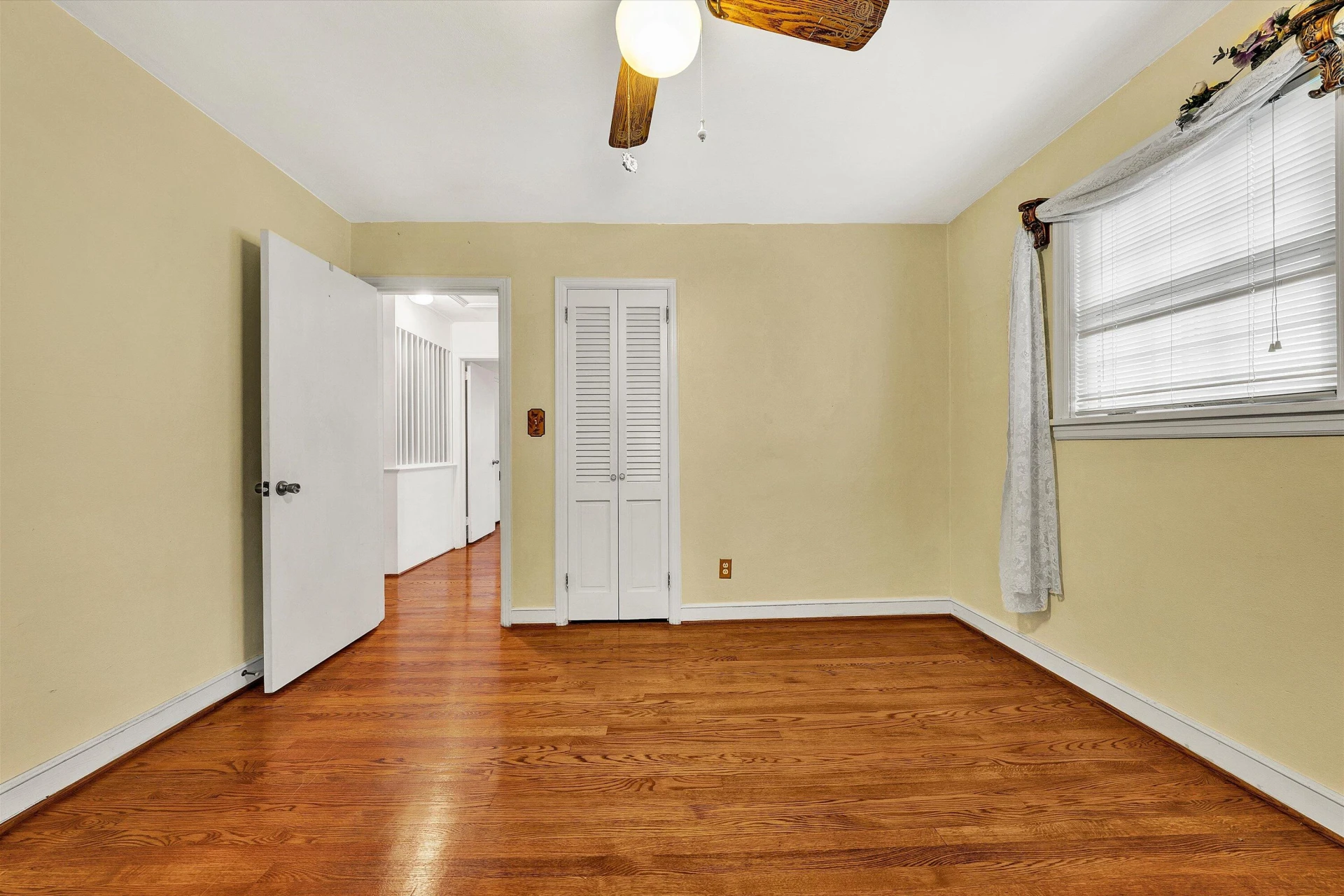 2401 Maiden LN - Photo 16