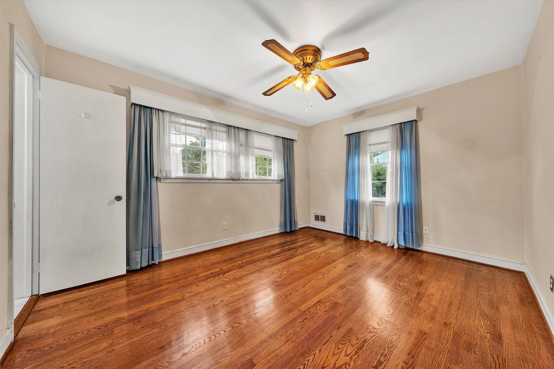 2401 Maiden LN - Photo 18