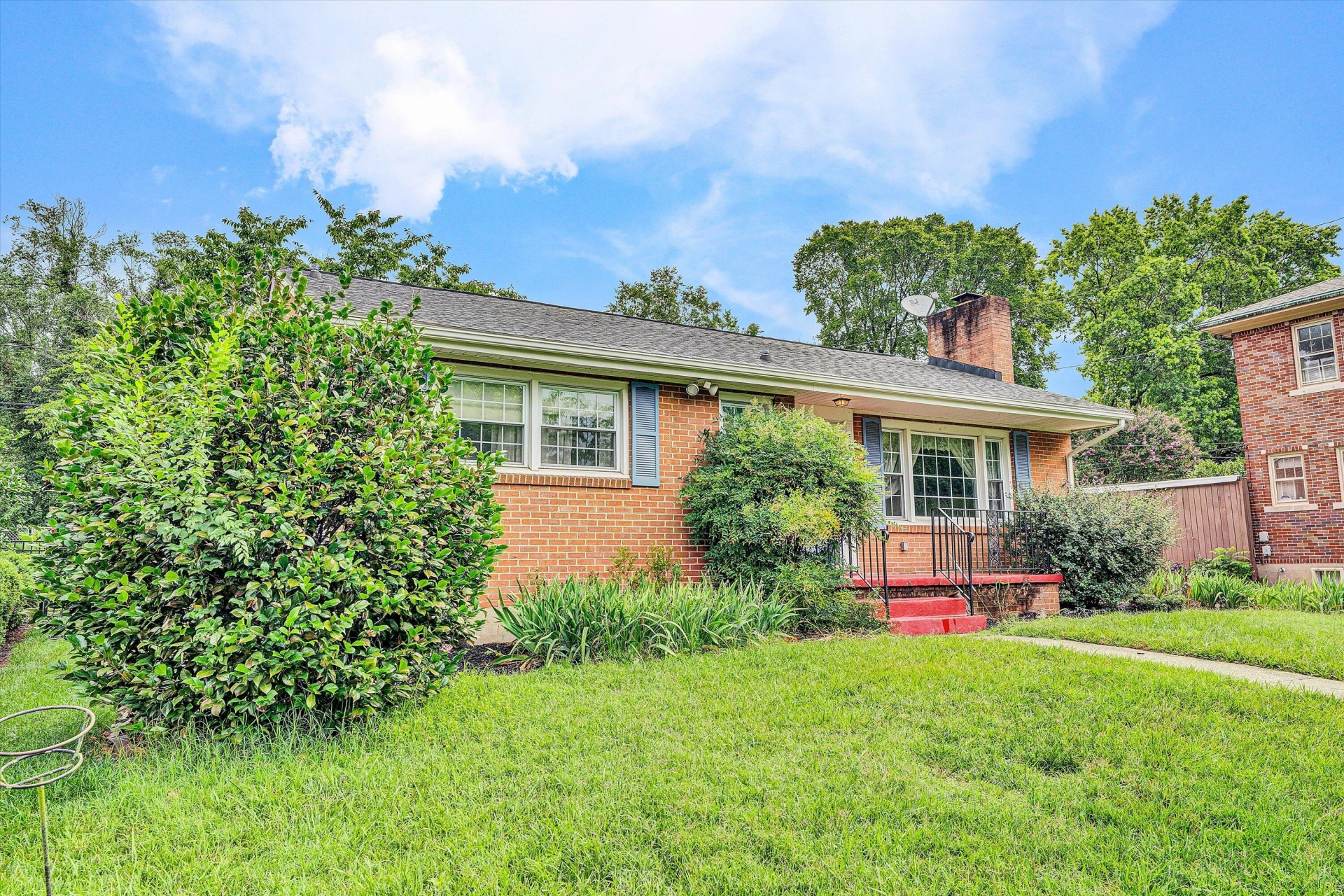 2401 Maiden LN - Photo 3
