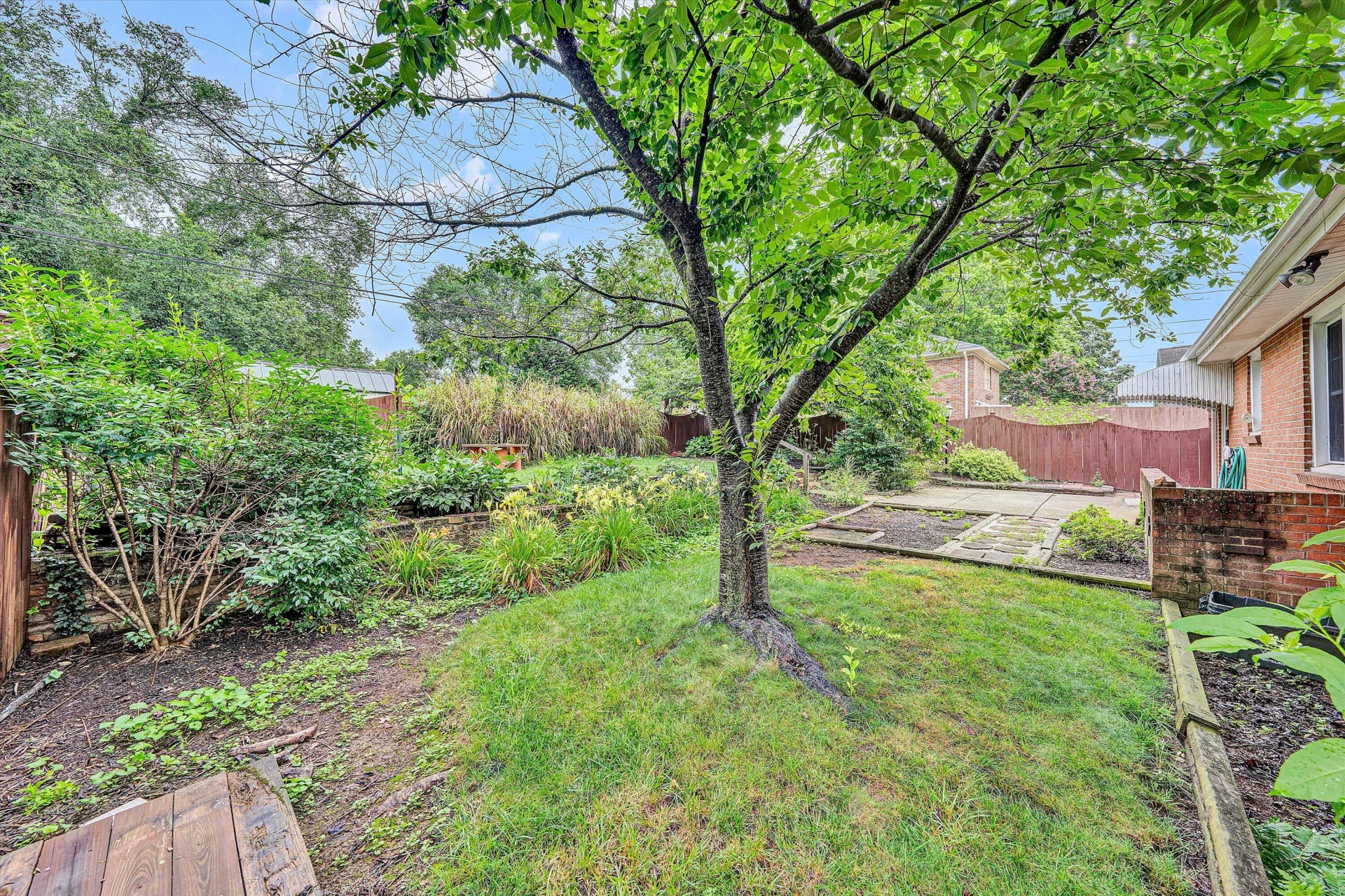2401 Maiden LN - Photo 33