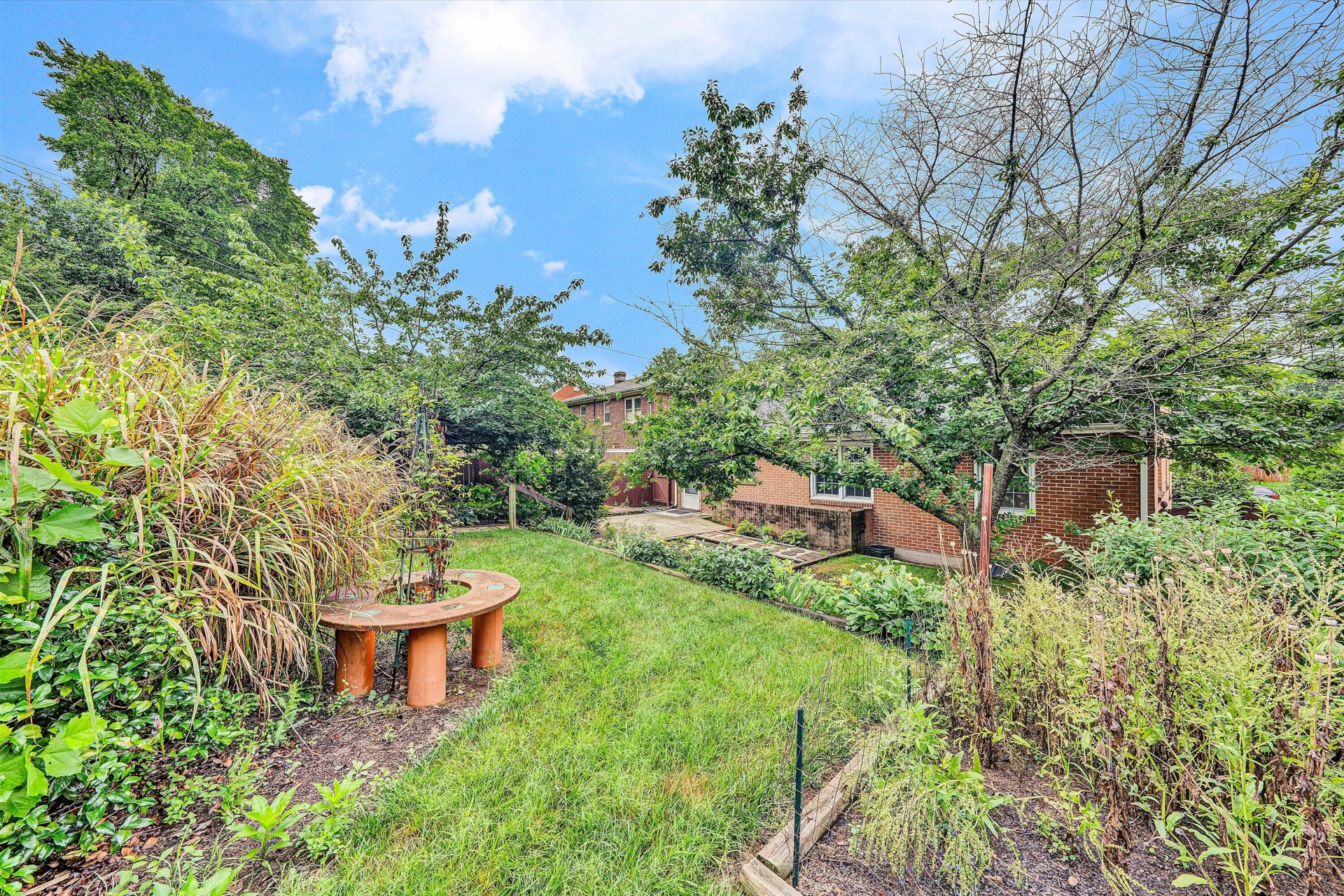2401 Maiden LN - Photo 34