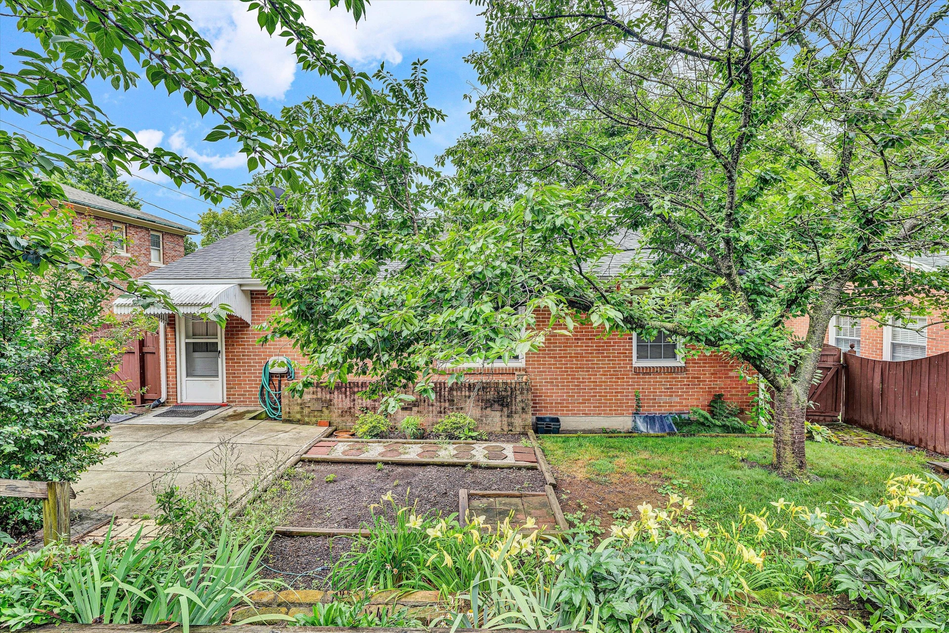 2401 Maiden LN - Photo 35