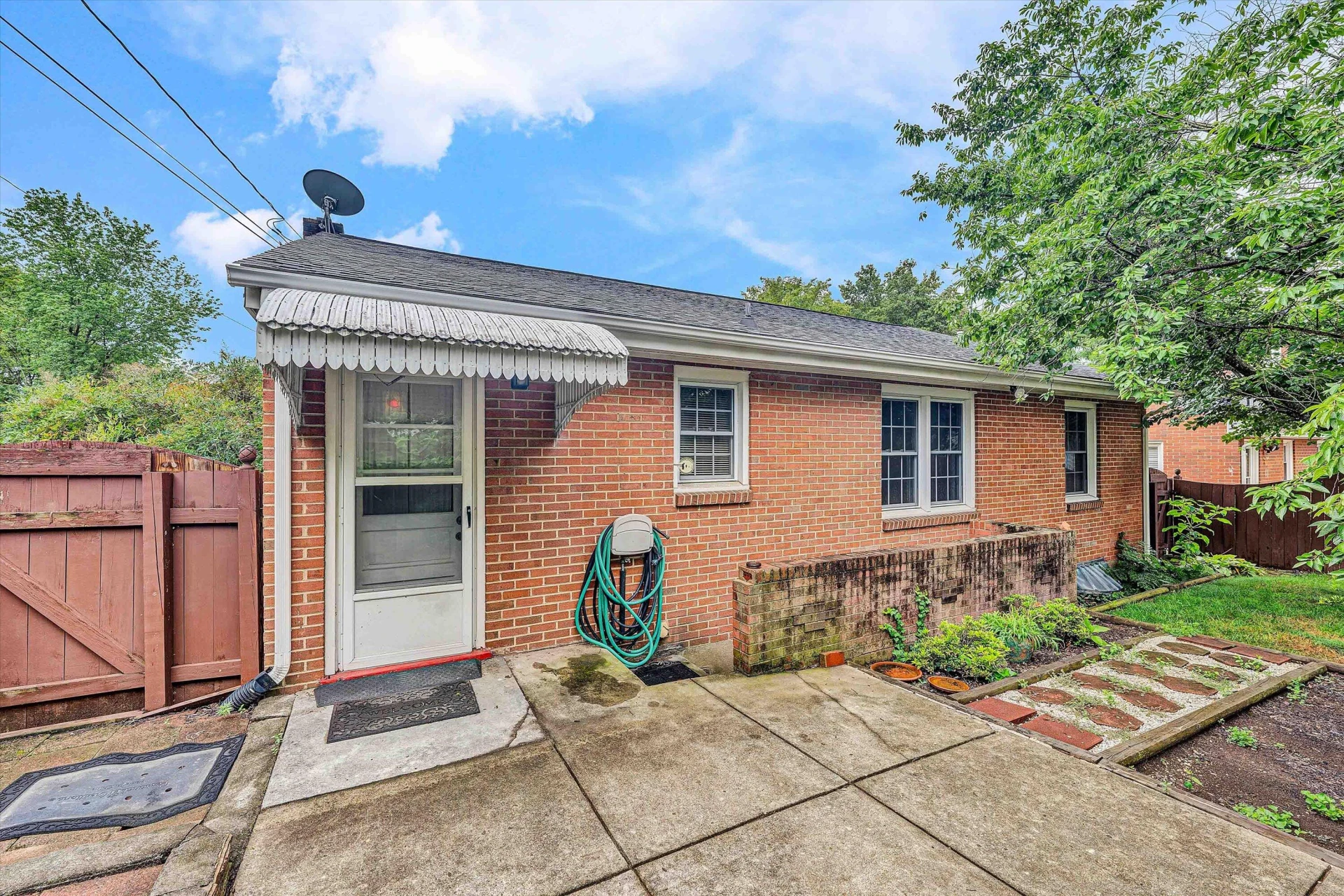 2401 Maiden LN - Photo 36