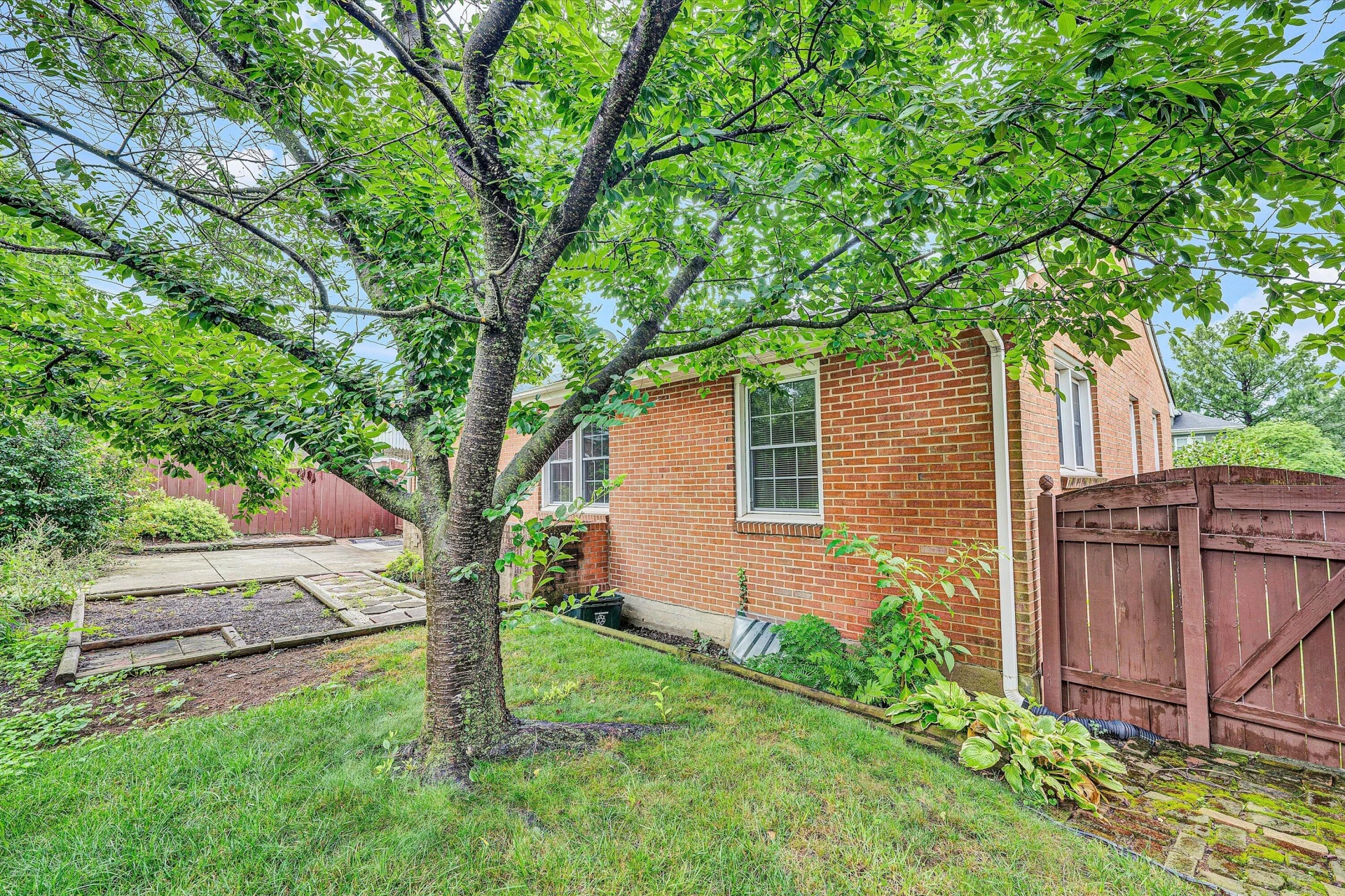 2401 Maiden LN - Photo 37