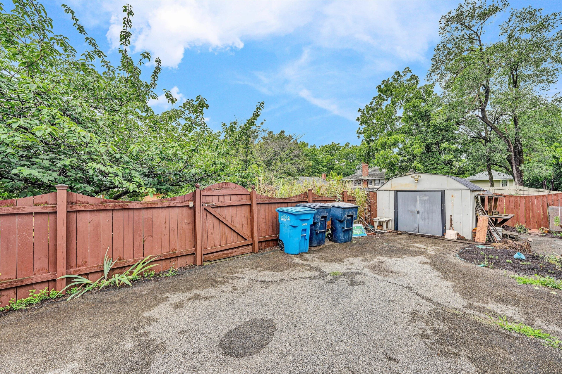 2401 Maiden LN - Photo 39