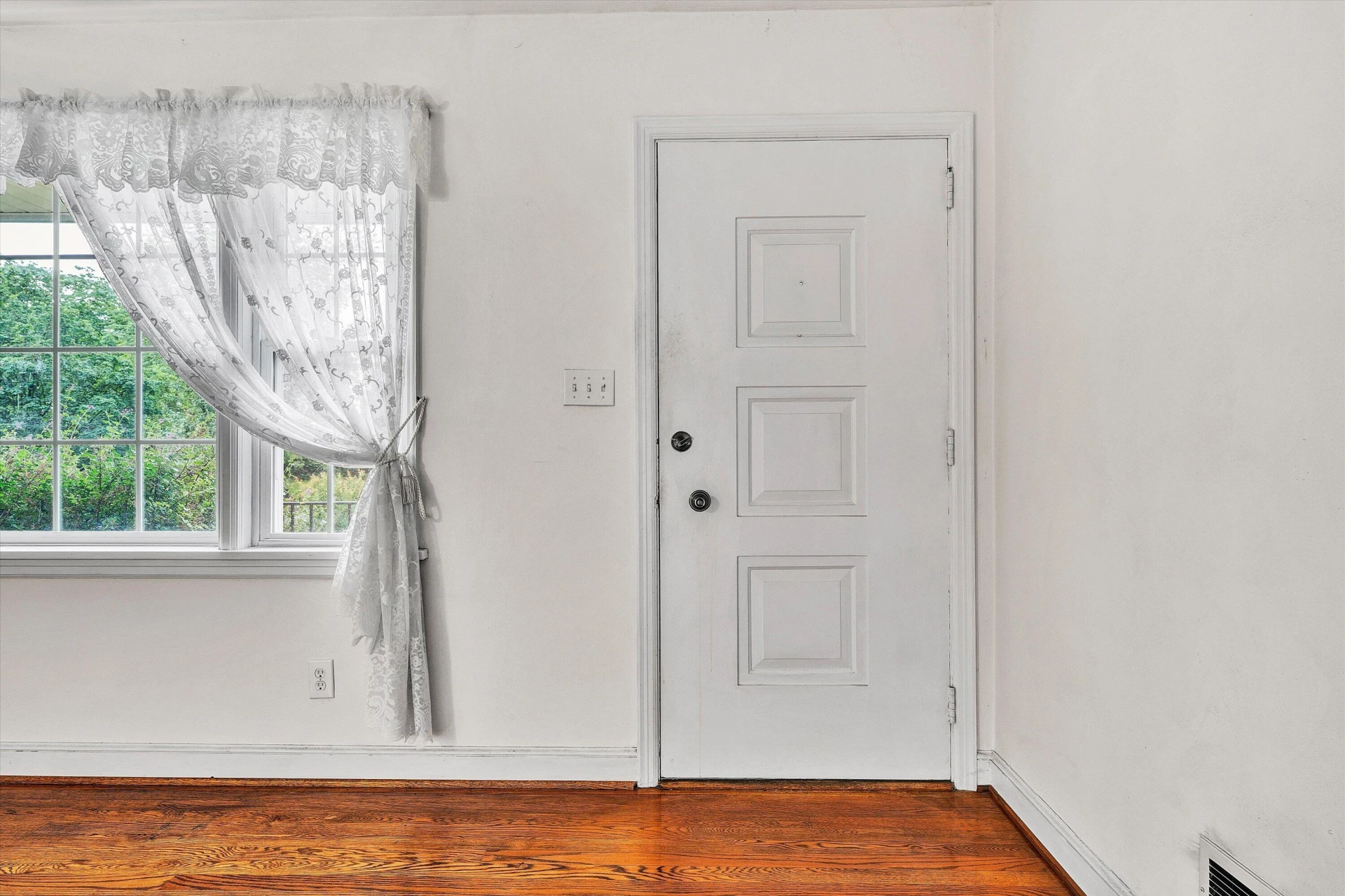2401 Maiden LN - Photo 4