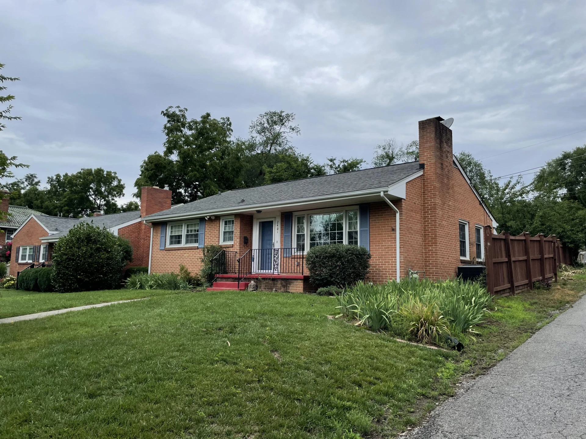 2401 Maiden LN - Photo 42
