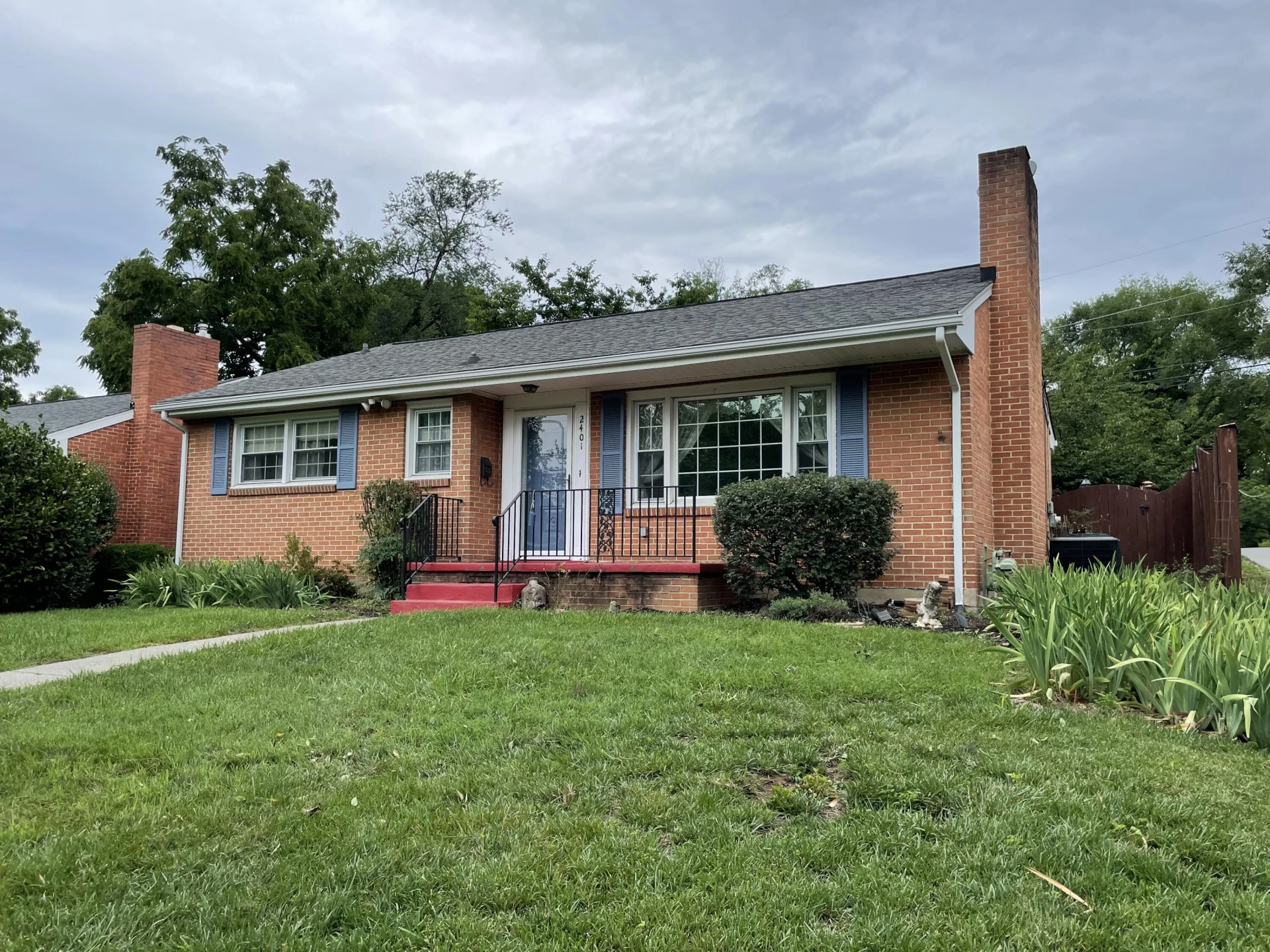 2401 Maiden LN - Photo 44